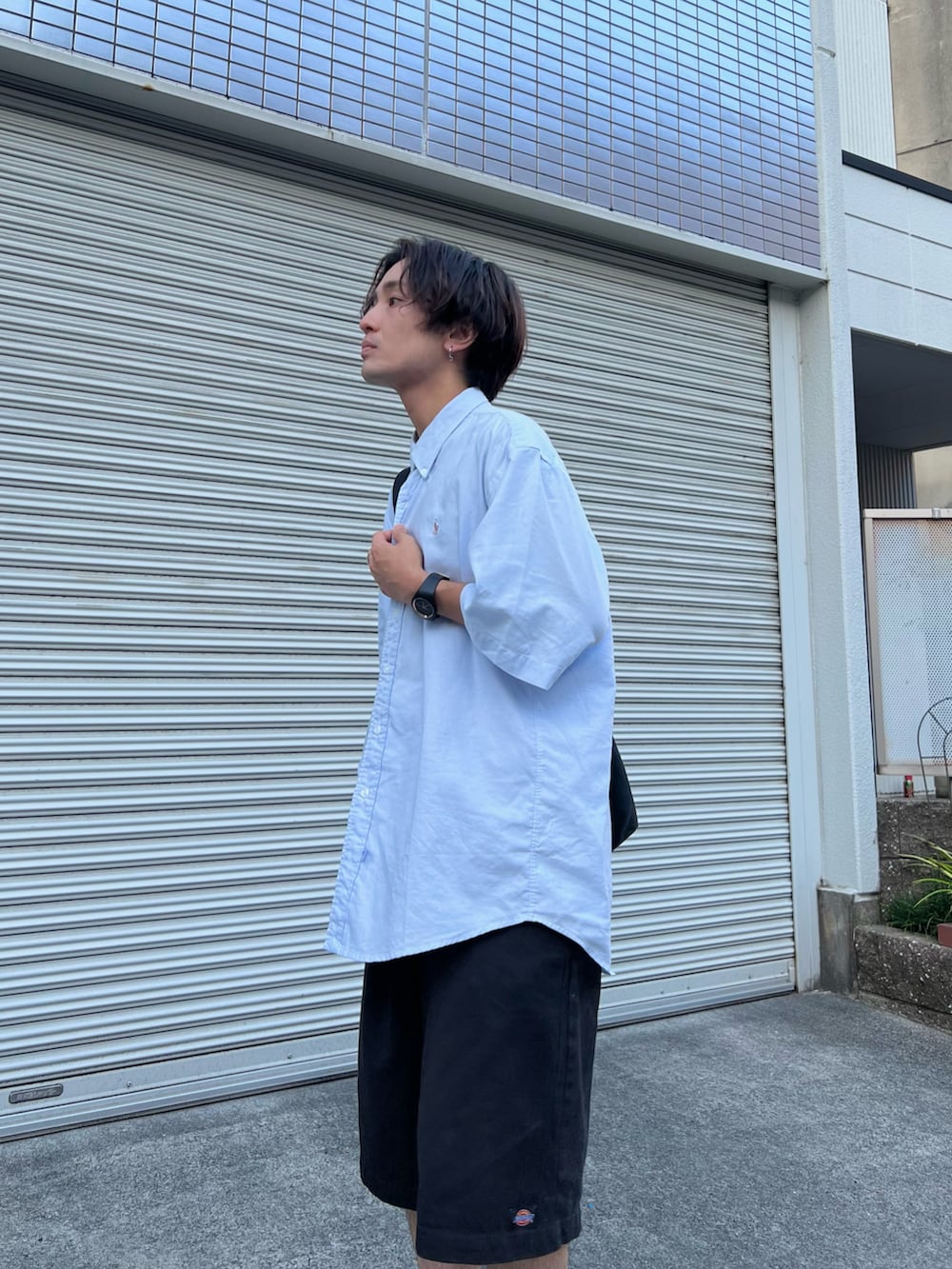 「韓国ファッション、お出かけコーデ、きれいめカジュアル、アウトドアスタイル、古着MIX、夏セールで買いました、ショートパンツ、プチプラ、サンダル、シャツスタイル、ストリート、淡色コーデ、低身長コーデ、夏コーデ、アツいコーデ全部見せ」｜「RALPH LAURENのアイテム（シャツ/ブラウス、ブルー系）」を使った、かわぐちのりひささん（メンズ・168cm）の夏コーディネートの2枚目の写真