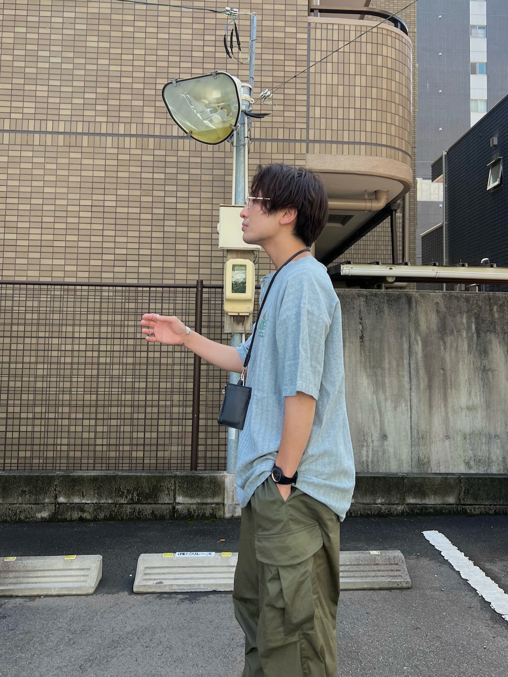 「カーゴパンツ、秋服準備はじめました、厚底シューズ、ロゴT、カラー×コーデ、メガネ男子、ミニバッグ、韓国ファッション、休日スタイル、古着MIX、スニーカー、きれいめカジュアル、プチプラ、低身長コーデ、168cm」｜「LAKOLEのフラグメントケース / 298693（財布、ブラック系）」を使った、かわぐちのりひささん（メンズ・168cm）の夏コーディネートの3枚目の写真