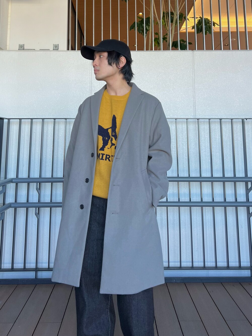 「冬コーデ、ロングコート、マイベストコーデ2024、ホワイトコーデ、クリスマスに着たい服、キャップ、レザー、冬アウター、休日スタイル、きれいめカジュアル、ショルダーバッグ、ニット、アニマル、シンプルコーデ、低身長コーデ」｜「LAKOLEのパイル6パネルキャップ / 183395（キャップ、ブラック系）」を使った、かわぐちのりひささん（メンズ・168cm）の冬コーディネートの2枚目の写真