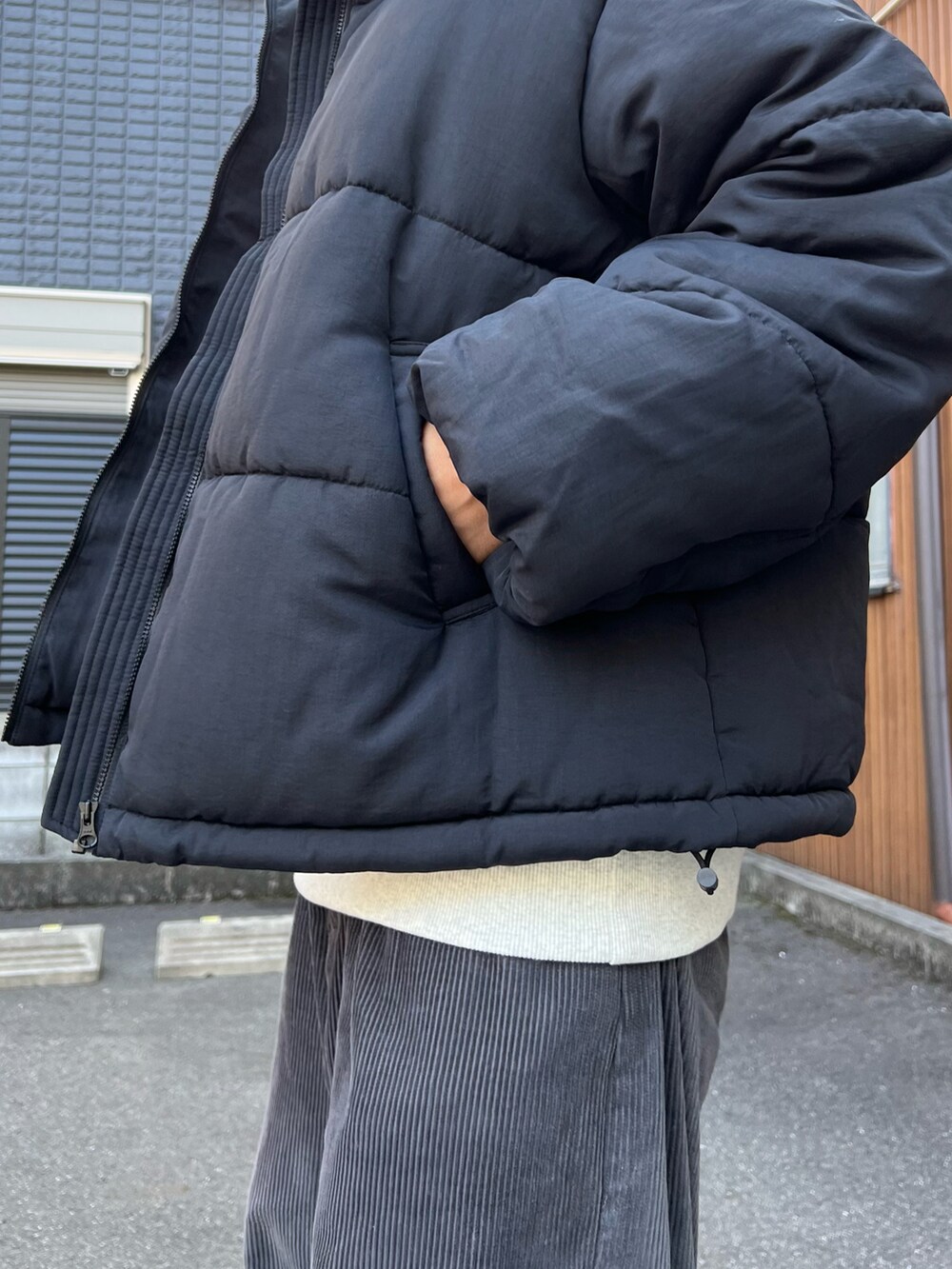「ファッションを楽しもう、ショルダーバッグ、モノトーン、ビッグシルエット、レイヤードスタイル、厚底シューズ、スウェット、スポーツミックス、お出かけコーデ、プチプラ、スニーカー、冬コーデ、コーデュロイ、ダウンジャケット、低身長コーデ」｜「LAKOLEのネックウォームパファージャケット / 966844（ナイロンジャケット、ブラック系）」を使った、かわぐちのりひささん（メンズ・168cm）の秋コーディネートの3枚目の写真