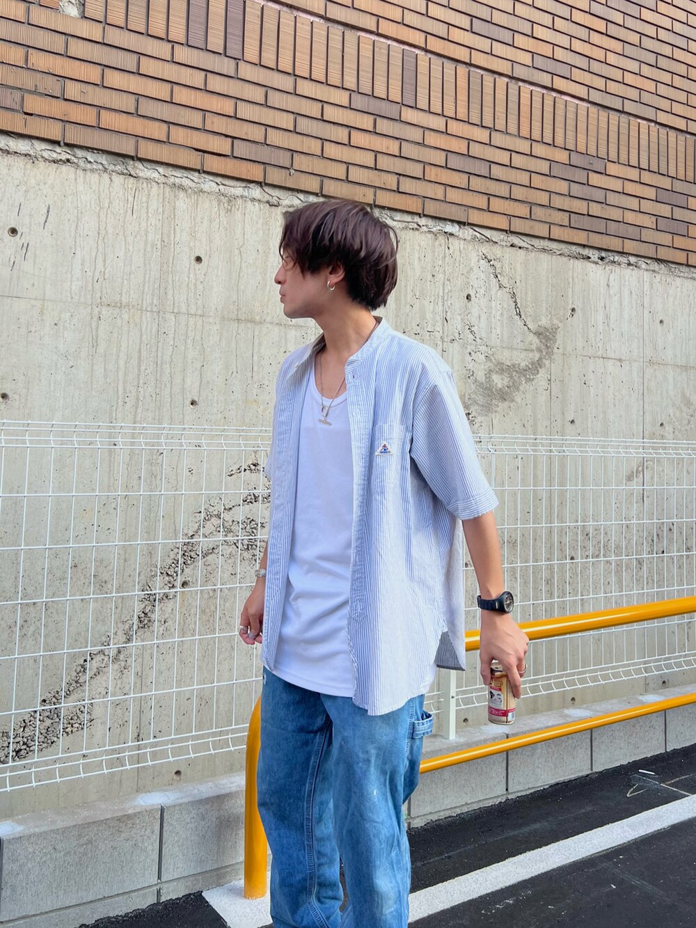 「淡色コーデ、フェススタイル、韓国ファッション、お出かけコーデ、柄シャツ、きれいめカジュアル、古着MIX、夏セールで買いました、スニーカー、プチプラ、デニム、低身長コーデ、厚底スニーカー、アツいコーデ全部見せ」｜「LAKOLEのTCスムースロングタンク / 192045（タンクトップ、ホワイト系）」を使った、かわぐちのりひささん（メンズ・168cm）の夏コーディネートの2枚目の写真