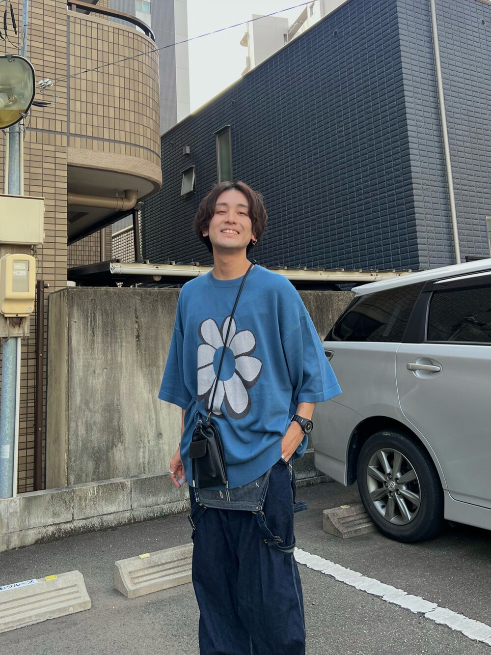 「アツいコーデ全部見せ、デニム、ストリート、淡色コーデ、ショルダーバッグ、秋服準備はじめました、カラー×コーデ、ミニバッグ、韓国ファッション、休日スタイル、低身長コーデ、サロペット、スニーカー、きれいめカジュアル、プチプラ」｜「Alfred Alexのフラワージャガードショートスリーブニット（ニット/セーター、グレー系）」を使った、かわぐちのりひささん（メンズ・168cm）の夏コーディネートの4枚目の写真