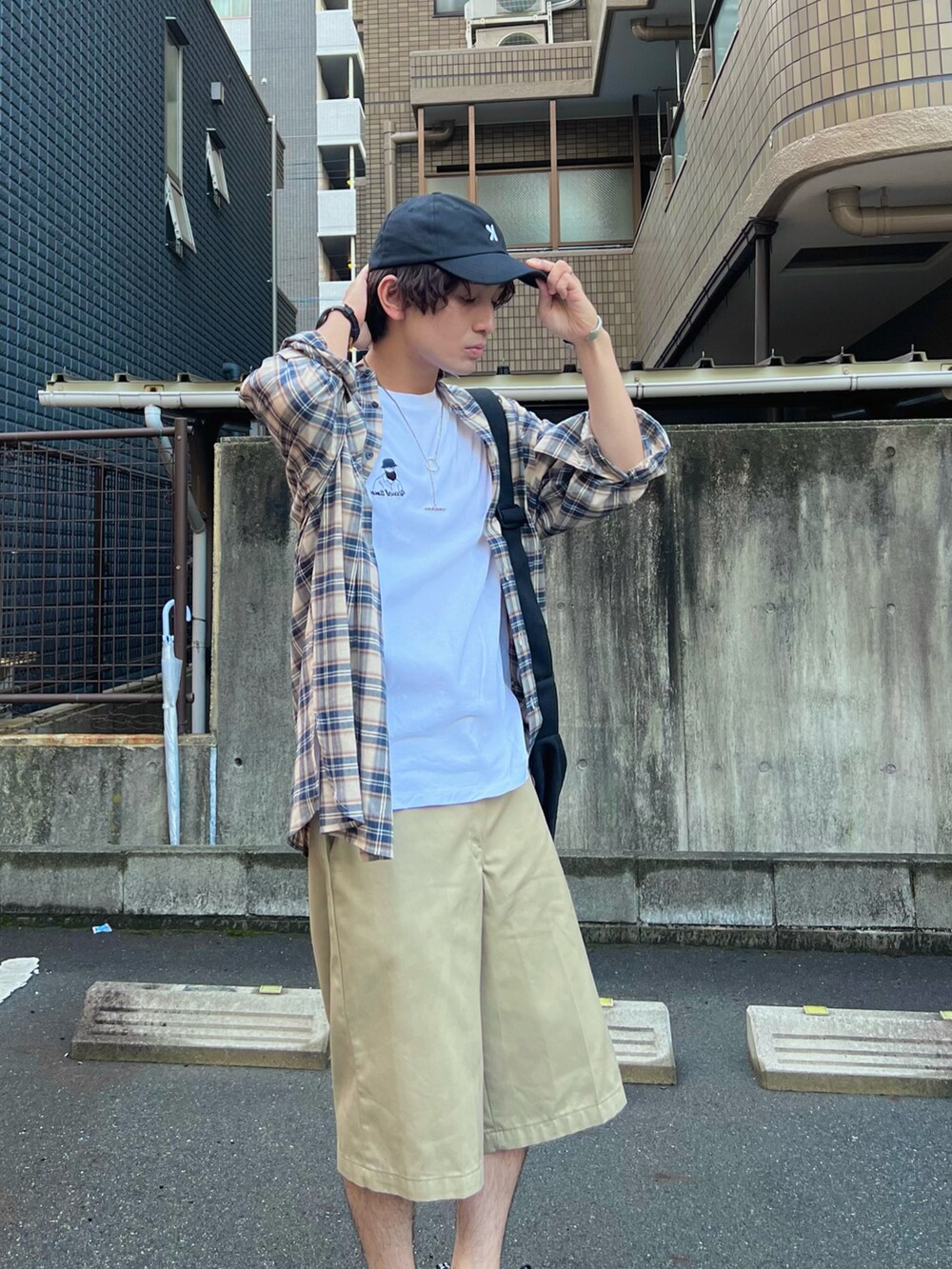「シャツスタイル、ストリート、淡色コーデ、厚底シューズ、ショルダーバッグ、秋服準備はじめました、ロゴT、レイヤードスタイル、カラー×コーデ、ブラウン、韓国ファッション、休日スタイル、古着MIX、チェック、低身長コーデ」｜「SHEINのアイテム（ショルダーバッグ、ブラック系）」を使った、かわぐちのりひささん（メンズ・168cm）の夏コーディネートの3枚目の写真