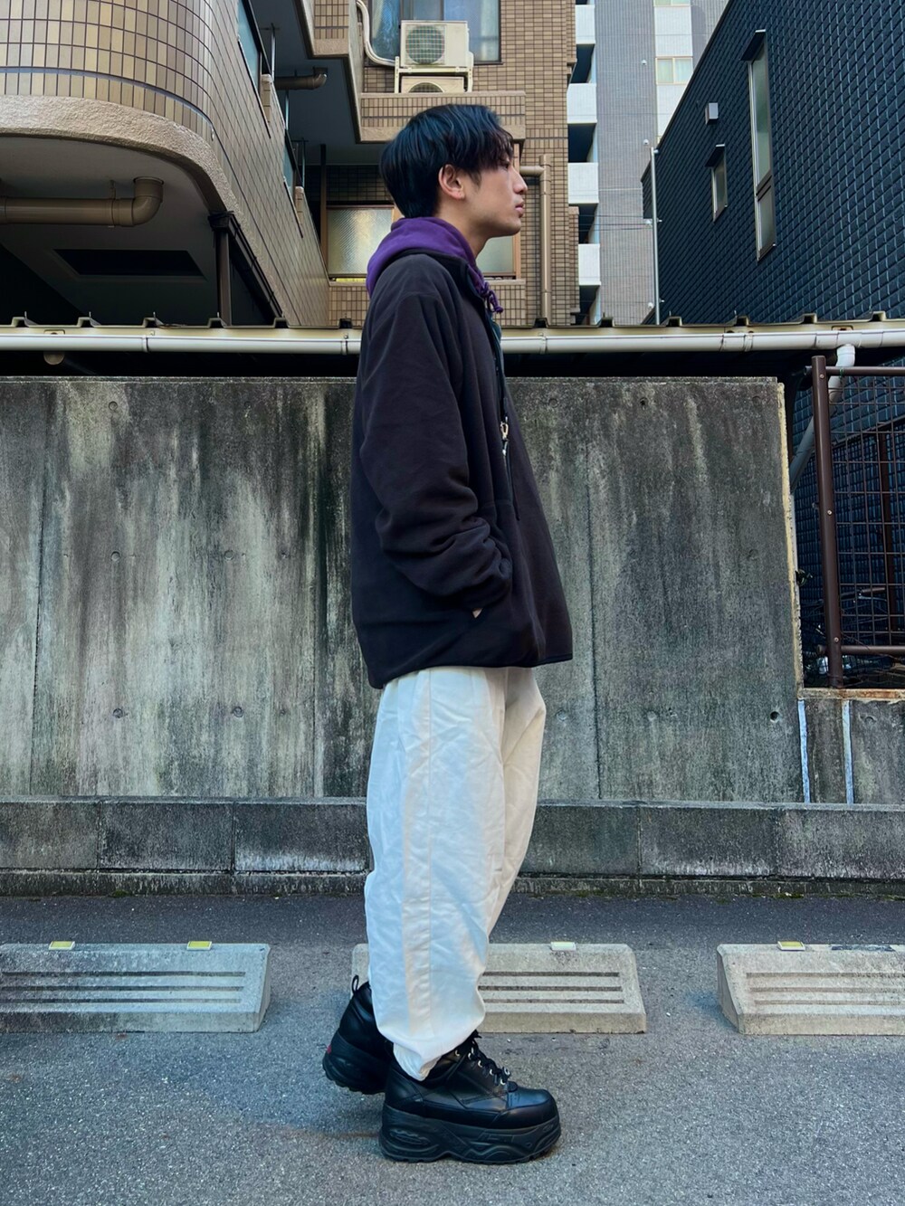 「レイヤードスタイル、シンプルコーデ、プチプラ、ビッグシルエット、休日スタイル、スニーカー、ミニバッグ、ストリート、厚底シューズ、古着MIX、低身長コーデ、デート服、ハーフジップ、パープル、nautica」｜「GUのアイテム（その他パンツ、ホワイト系）」を使った、かわぐちのりひささん（メンズ・168cm）の春コーディネートの2枚目の写真