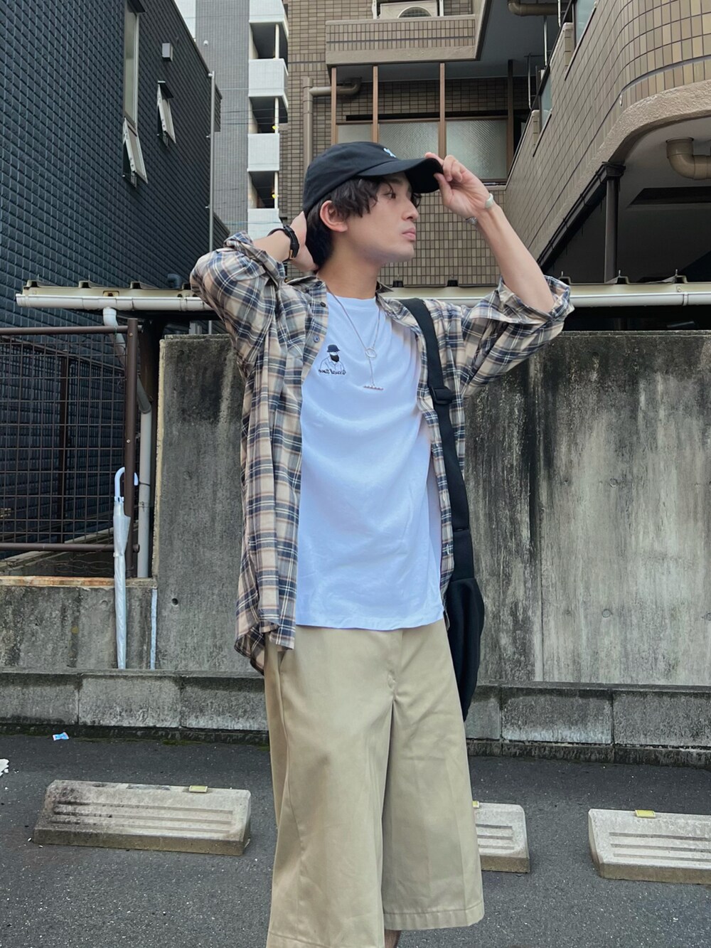 「シャツスタイル、ストリート、淡色コーデ、厚底シューズ、ショルダーバッグ、秋服準備はじめました、ロゴT、レイヤードスタイル、カラー×コーデ、ブラウン、韓国ファッション、休日スタイル、古着MIX、チェック、低身長コーデ」｜「SHEINのアイテム（ショルダーバッグ、ブラック系）」を使った、かわぐちのりひささん（メンズ・168cm）の夏コーディネートの4枚目の写真