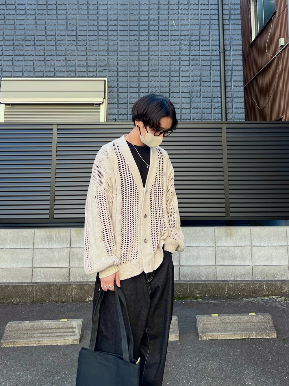 「休日スタイル、モノトーン、メガネ男子、白スニーカー、春コーデ、きれいめカジュアル、韓国ファッション、カーディガン、モード、古着MIX、レイヤードスタイル、ロンT、シンフルコーデ、低身長コーデ、プチプラコーデ」｜「HAREのケーブルスカシアミカーディガン(HARE)（カーディガン/ボレロ、グレー系）」を使った、かわぐちのりひささん（メンズ・168cm）の春コーディネートの3枚目の写真