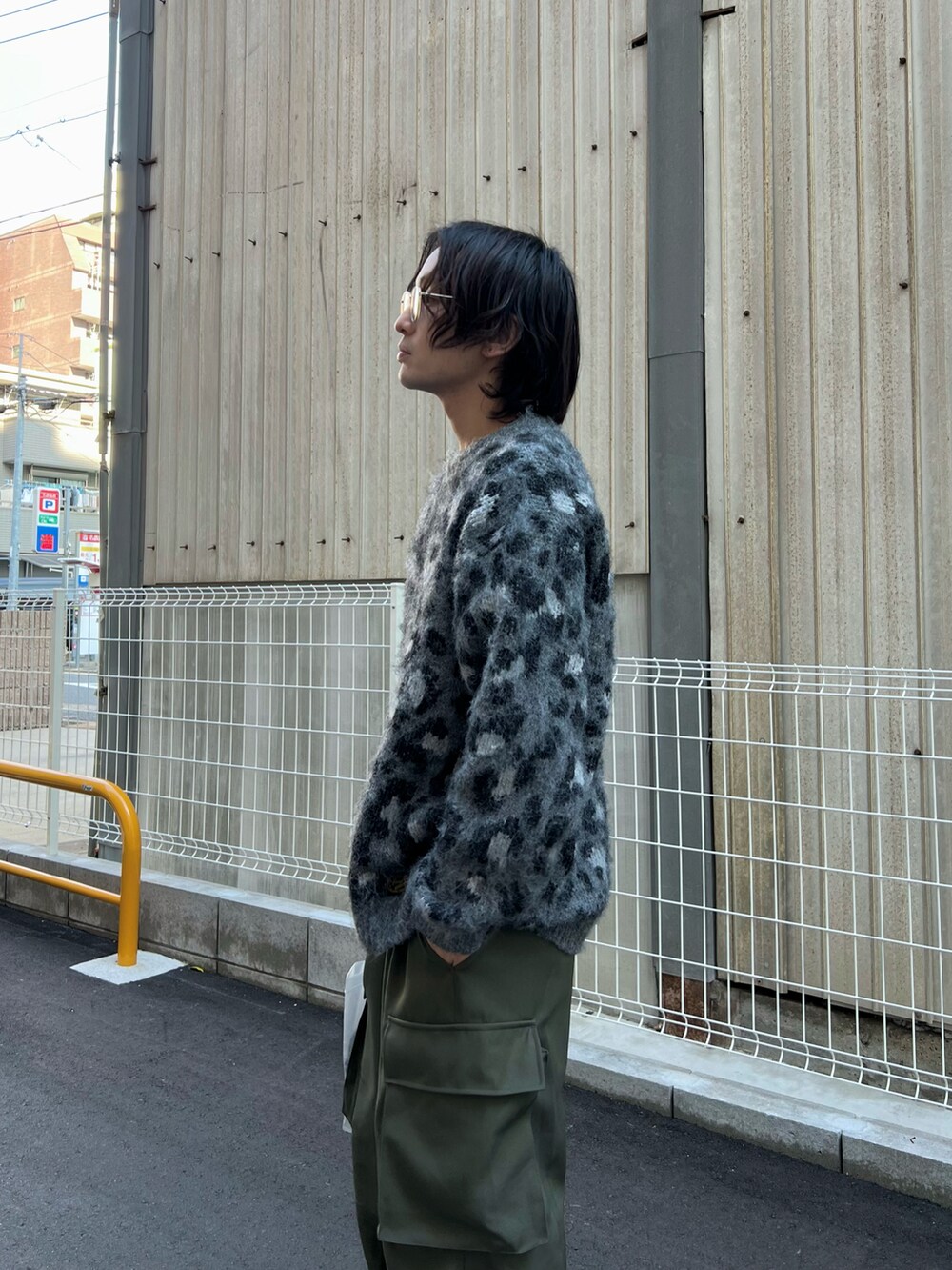 「秋コーデ、メガネ男子、プチプラ、カーキ、テーマパークコーデ、ハロウィン、トートバッグ、お出かけコーデ、ニット、レオパード、厚底シューズ、カーゴパンツ、モヘアニット」｜「BAYFLOWのWEB限定 モヘヤコンジャガードニットプルオーバー（ニット/セーター、グレー系）」を使った、かわぐちのりひささん（メンズ・168cm）の秋コーディネートの3枚目の写真