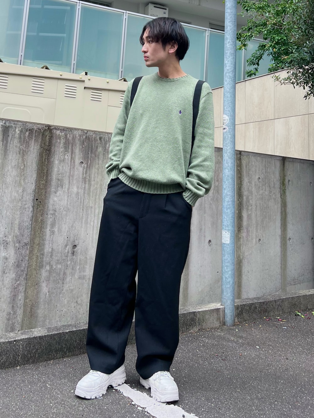 「Polo Ralph Lauren、ニット、ワイドパンツ、厚底シューズ、ビッグシルエット、グリーンコーデ、白スニーカー、低身長コーデ、プチプラ、スラックス、休日スタイル、春コーデ、きれいめカジュアル、韓国ファッション、古着MIX」｜「POLO RALPH LAURENのアイテム（ニット/セーター、グリーン系）」を使った、かわぐちのりひささん（メンズ・168cm）の冬コーディネートの2枚目の写真