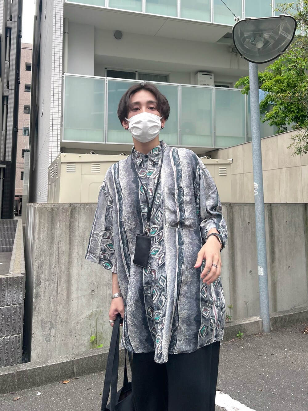 「厚底シューズ、シャツスタイル、古着MIX、初夏コーデ、モノトーン、休日スタイル、プチプラ、韓国ファッション、シンプルコーデ、ビッグシルエット、shein、トートバッグ、スウェットパンツ、ワントーンコーデ」｜「usedのアイテム（シャツ/ブラウス、ブラック系）」を使った、かわぐちのりひささん（メンズ・168cm）の春コーディネートの4枚目の写真