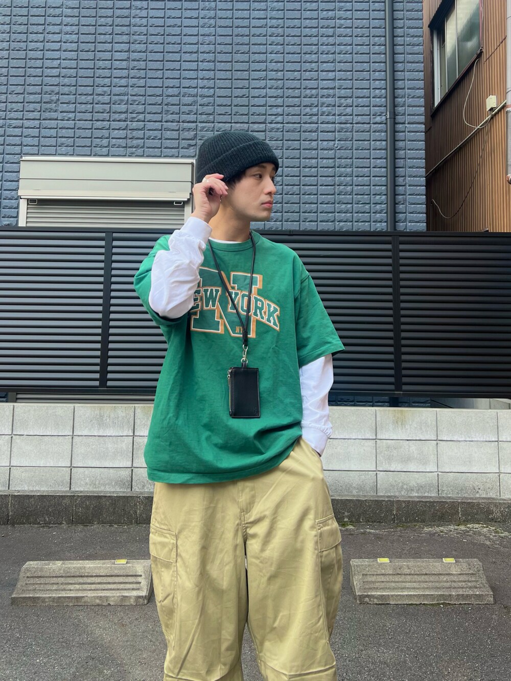 「ロンT、シンプルコーデ、プチプラ、ビッグシルエット、休日スタイル、ミニバッグ、ストリート、厚底シューズ、春夏コーデ、カーゴパンツ、古着MIX、低身長コーデ、GU、shein、カラーパンツ」｜「Leeの【Lee】WATCH CAP ACRYLIC / 【リー】ワッチ　キャップ　アクリル　オーバーライド（ニットキャップ/ビーニー、ブラック系）」を使った、かわぐちのりひささん（メンズ・168cm）の春コーディネートの3枚目の写真