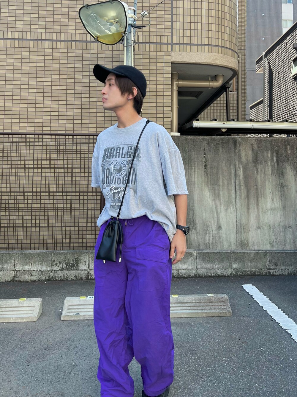 「きれいめカジュアル、キャップ、アウトドアスタイル、古着MIX、夏セールで買いました、スニーカー、プチプラ、ストリート、カーゴパンツ、厚底シューズ、ショルダーバッグ、ロゴT、低身長コーデ、夏コーデ、アツいコーデ全部見せ」｜「LAKOLEの2WAY巾着ショルダーバッグ / 177620（ショルダーバッグ、ブラック系）」を使った、かわぐちのりひささん（メンズ・168cm）の夏コーディネートの3枚目の写真