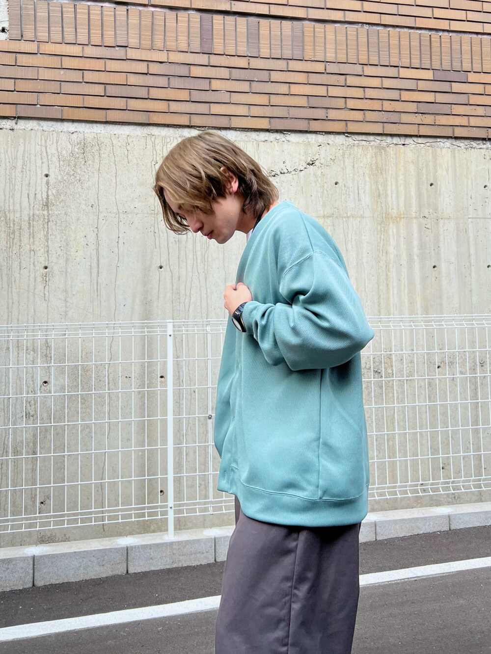 「レイヤードスタイル、お出かけコーデ、デートコーデ、プチプラ、きれいめカジュアル、春夏コーデ、アウトドアスタイル、ロンT、スラックス、パステルカラー、休日スタイル、シンプルコーデ、韓国ファッション、低身長コーデ」｜「LAKOLEのテックリブカーディガン / 993510（カーディガン/ボレロ、グリーン系）」を使った、かわぐちのりひささん（メンズ・168cm）の春コーディネートの4枚目の写真