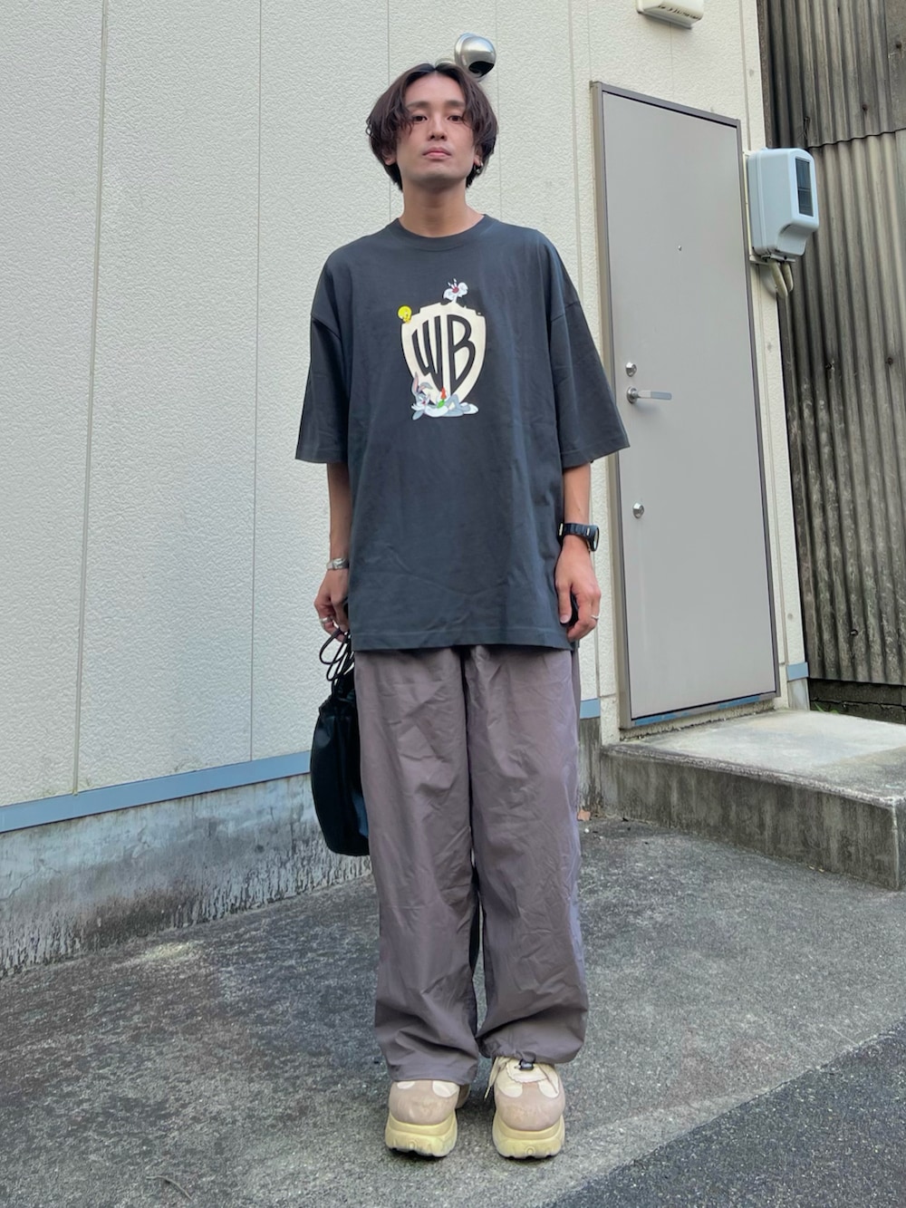 「夏コーデ、淡色コーデ、ビッグシルエット、フェススタイル、韓国ファッション、ロゴT、お出かけコーデ、ナイロンパンツ、スニーカー、プチプラ、モノトーン、おしゃれさんと繋がりたい、低身長コーデ、キャラT、アツいコーデ全部見せ」｜「LOWRYS FARMのアイテム（Tシャツ/カットソー、ブラック系）」を使った、かわぐちのりひささん（メンズ・168cm）の夏コーディネートの2枚目の写真