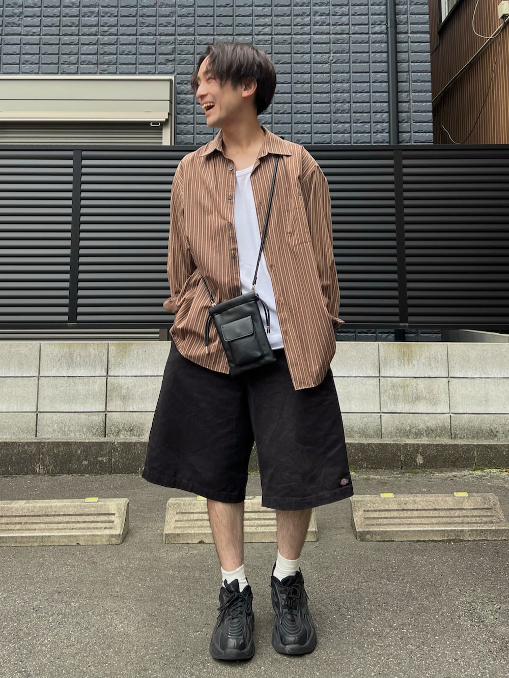 「休日スタイル、プチプラ、低身長コーデ、ショルダーバッグ、ストライプシャツ、ストリート、ビッグシルエット、レイヤードスタイル、淡色コーデ、ハーフパンツ、お出かけコーデ、きれいめカジュアル、ラフコーデ、古着MIX、スニーカー」｜「usedのアイテム（シャツ/ブラウス、ブラウン系）」を使った、かわぐちのりひささん（メンズ・168cm）の夏コーディネートの2枚目の写真