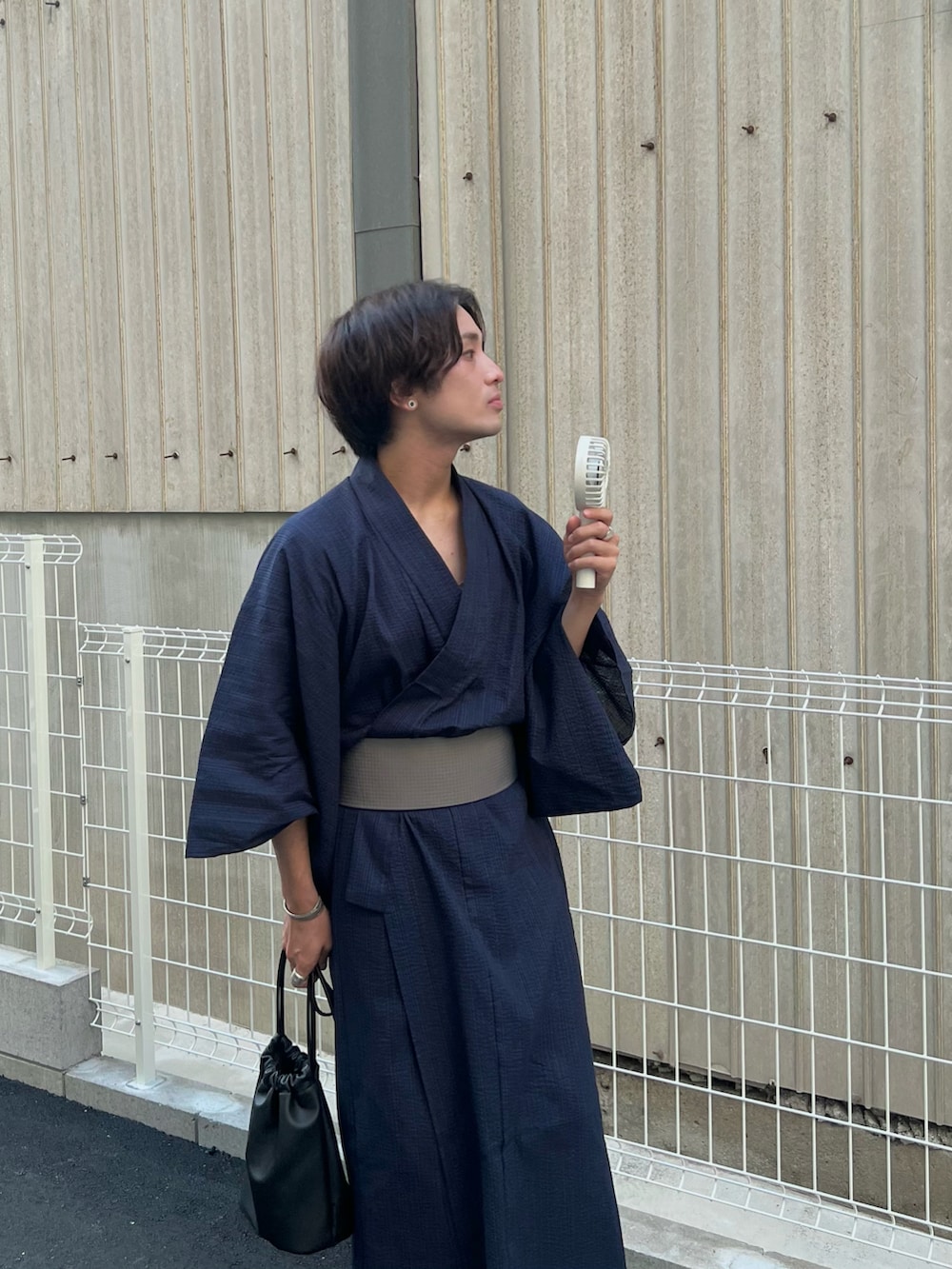 「浴衣、お出かけコーデ、モノトーン、低身長コーデ、夏祭り、花火大会、夏コーデ、お洒落さんとつながりたい、プチプラコーデ、プチプラ、アツいコーデ全部見せ」｜「MONO-MARTの縞しじら織り浴衣 3点セット【浴衣＋帯＋下駄】（浴衣、ブルー系）」を使った、かわぐちのりひささん（メンズ・168cm）の夏コーディネートの2枚目の写真