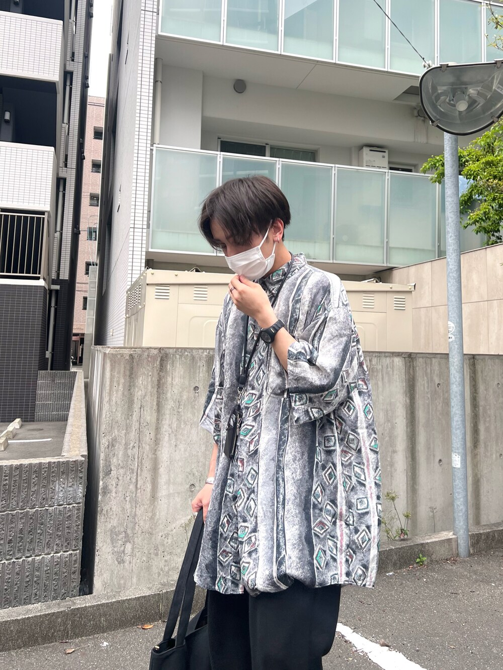 「厚底シューズ、シャツスタイル、古着MIX、初夏コーデ、モノトーン、休日スタイル、プチプラ、韓国ファッション、シンプルコーデ、ビッグシルエット、shein、トートバッグ、スウェットパンツ、ワントーンコーデ」｜「usedのアイテム（シャツ/ブラウス、ブラック系）」を使った、かわぐちのりひささん（メンズ・168cm）の春コーディネートの3枚目の写真