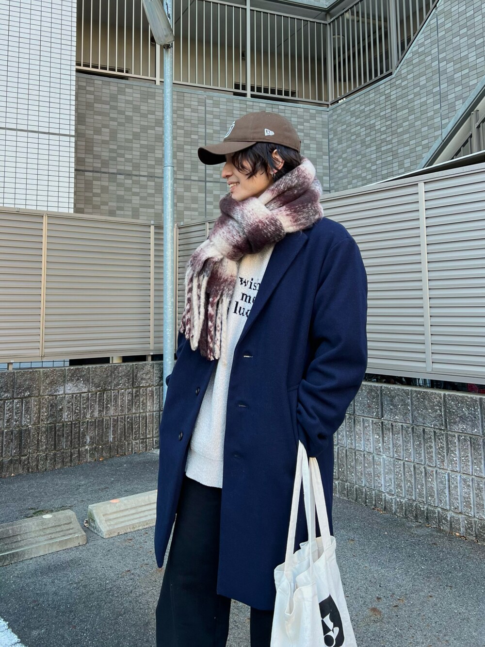 「マフラー、デートコーデ、プチプラ、冬コーデ、ワイドパンツ、シンフルコーデ、ニット、レイヤードスタイル、チェック、休日スタイル、きれいめカジュアル、スニーカー、低身長コーデ、チェスターコート、チョコ色に染まれ」｜「NEW ERAの【NEW ERA】9TWENTY MLB BASEBALL CAP /【ニューエラ】920 ナイントゥエンティ メジャーリーグ ベースボール キャップ（キャップ、ブラウン系）」を使った、かわぐちのりひささん（メンズ・168cm）の冬コーディネートの4枚目の写真