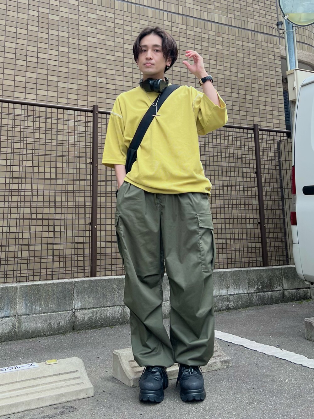「春コーデ、夏コーデ、シンプルコーデ、プチプラ、ビッグシルエット、休日スタイル、スニーカー、ビタミンカラー、ストリート、厚底シューズ、春夏コーデ、カーゴパンツ、shein」｜「LAKOLEのサカリバステッチ半袖T / 704542（Tシャツ/カットソー、イエロー系）」を使った、かわぐちのりひささん（メンズ・168cm）の春コーディネートの2枚目の写真