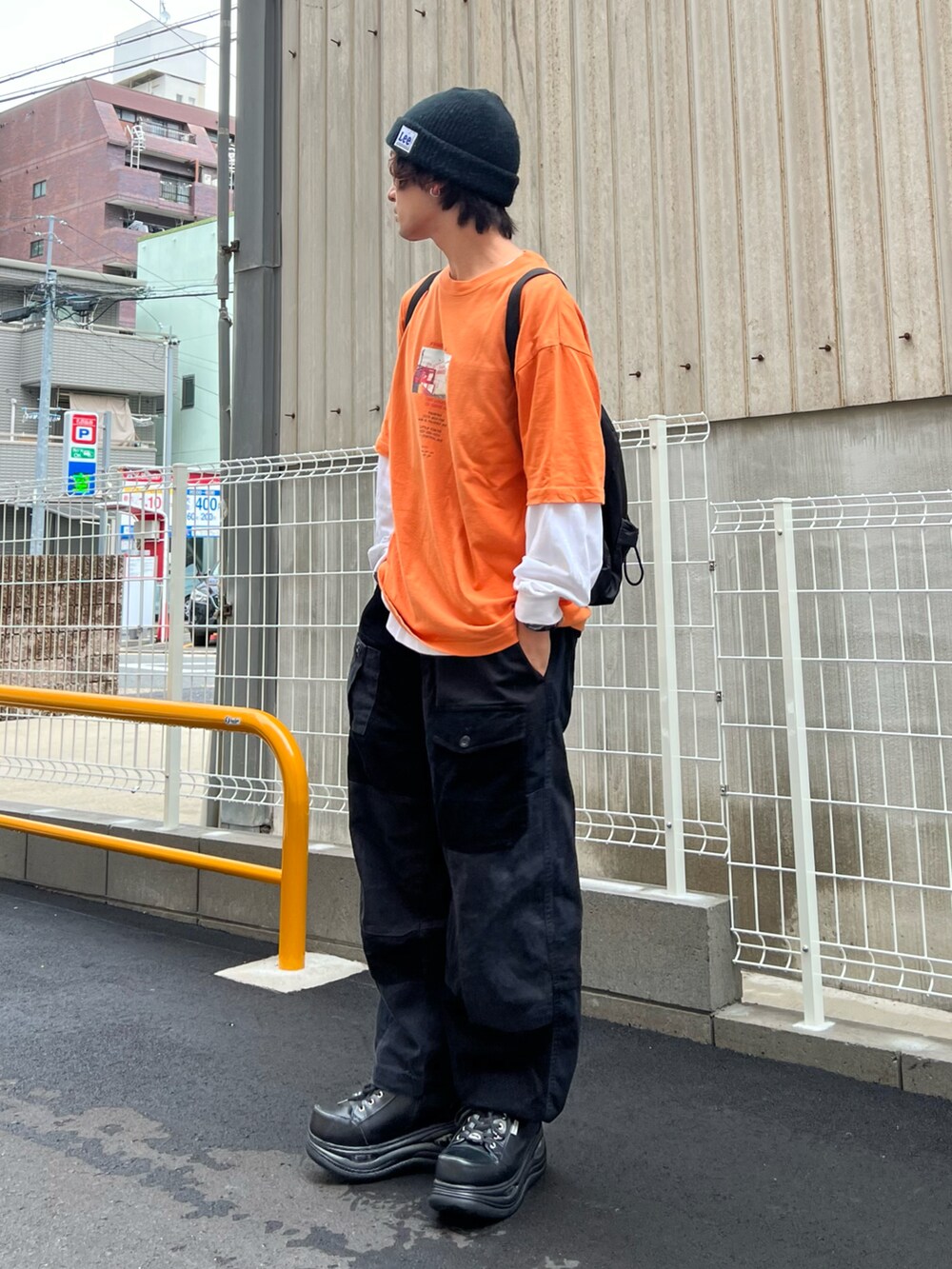「秋服まるっと大公開、カーゴパンツ、お出かけコーデ、アウトドアスタイル、シンフルコーデ、ワイドパンツ、コーデュロイ、古着MIX、休日スタイル、ロンT、ニット帽、スニーカー、ハロウィン、オレンジ、低身長コーデ」｜「primepizzaのアイテム（Tシャツ/カットソー、オレンジ系）」を使った、かわぐちのりひささん（メンズ・168cm）の秋コーディネートの2枚目の写真