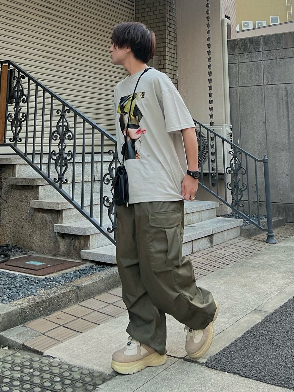 「みんなの白Tフェス、ストリート、淡色コーデ、ビッグシルエット、フェススタイル、韓国ファッション、ロゴT、お出かけコーデ、スニーカー、プチプラ、夏コーデ、ラフコーデ、低身長コーデ、デート、アツいコーデ全部見せ」｜「JEANASISの【JEANASIS×Q-TA】アートコラージュBIG TEE SS/971202（Tシャツ/カットソー、グレー系）」を使った、かわぐちのりひささん（メンズ・168cm）の夏コーディネートの4枚目の写真