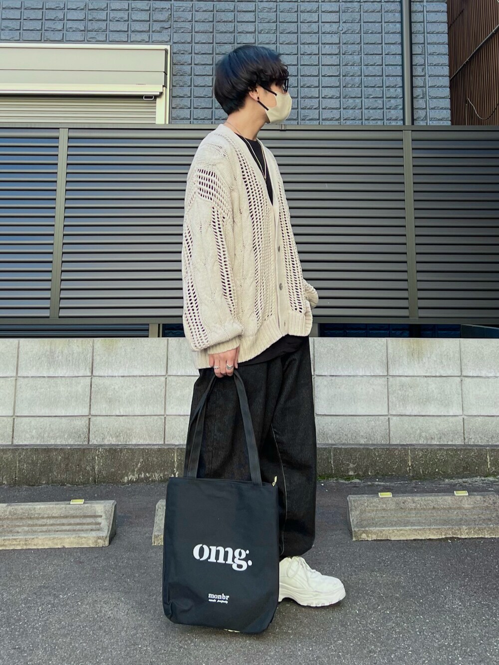 「休日スタイル、モノトーン、メガネ男子、白スニーカー、春コーデ、きれいめカジュアル、韓国ファッション、カーディガン、モード、古着MIX、レイヤードスタイル、ロンT、シンフルコーデ、低身長コーデ、プチプラコーデ」｜「HAREのケーブルスカシアミカーディガン(HARE)（カーディガン/ボレロ、グレー系）」を使った、かわぐちのりひささん（メンズ・168cm）の春コーディネートの2枚目の写真