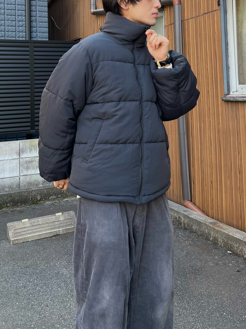 「ファッションを楽しもう、ショルダーバッグ、モノトーン、ビッグシルエット、レイヤードスタイル、厚底シューズ、スウェット、スポーツミックス、お出かけコーデ、プチプラ、スニーカー、冬コーデ、コーデュロイ、ダウンジャケット、低身長コーデ」｜「LAKOLEのネックウォームパファージャケット / 966844（ナイロンジャケット、ブラック系）」を使った、かわぐちのりひささん（メンズ・168cm）の秋コーディネートの2枚目の写真