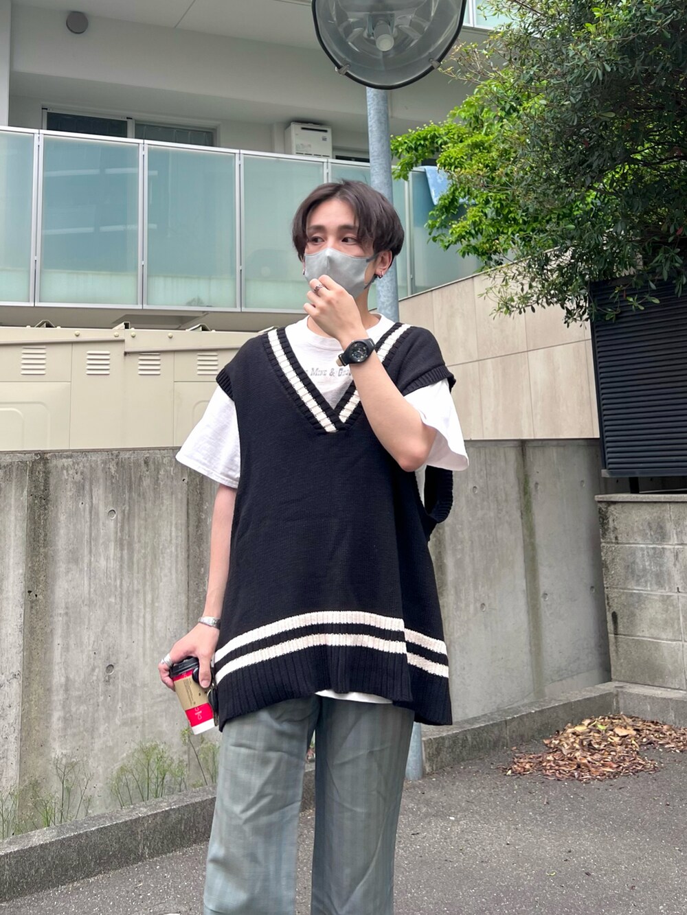 「モノトーン、休日スタイル、プチプラ、韓国ファッション、シンプルコーデ、初夏コーデ、ビッグシルエット、レイヤードスタイル、厚底シューズ、お出かけコーデ、きれいめカジュアル、古着MIX、ベスト、低身長コーデ、夏コーデ」｜「Heatherのアイテム（ベスト、ブルー系）」を使った、かわぐちのりひささん（メンズ・168cm）の夏コーディネートの3枚目の写真