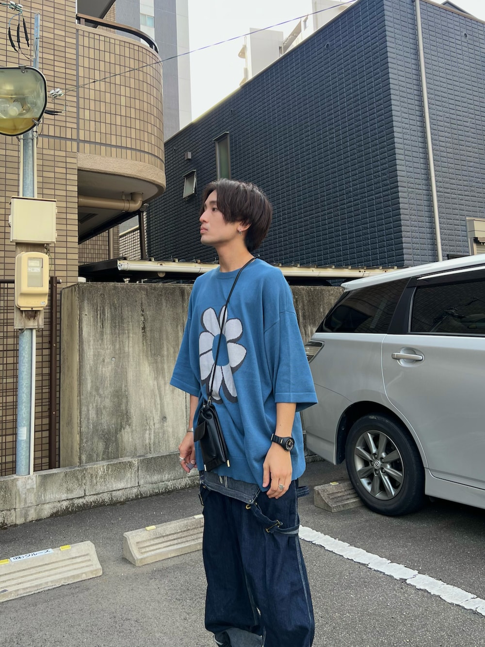 「アツいコーデ全部見せ、デニム、ストリート、淡色コーデ、ショルダーバッグ、秋服準備はじめました、カラー×コーデ、ミニバッグ、韓国ファッション、休日スタイル、低身長コーデ、サロペット、スニーカー、きれいめカジュアル、プチプラ」｜「Alfred Alexのフラワージャガードショートスリーブニット（ニット/セーター、グレー系）」を使った、かわぐちのりひささん（メンズ・168cm）の夏コーディネートの3枚目の写真