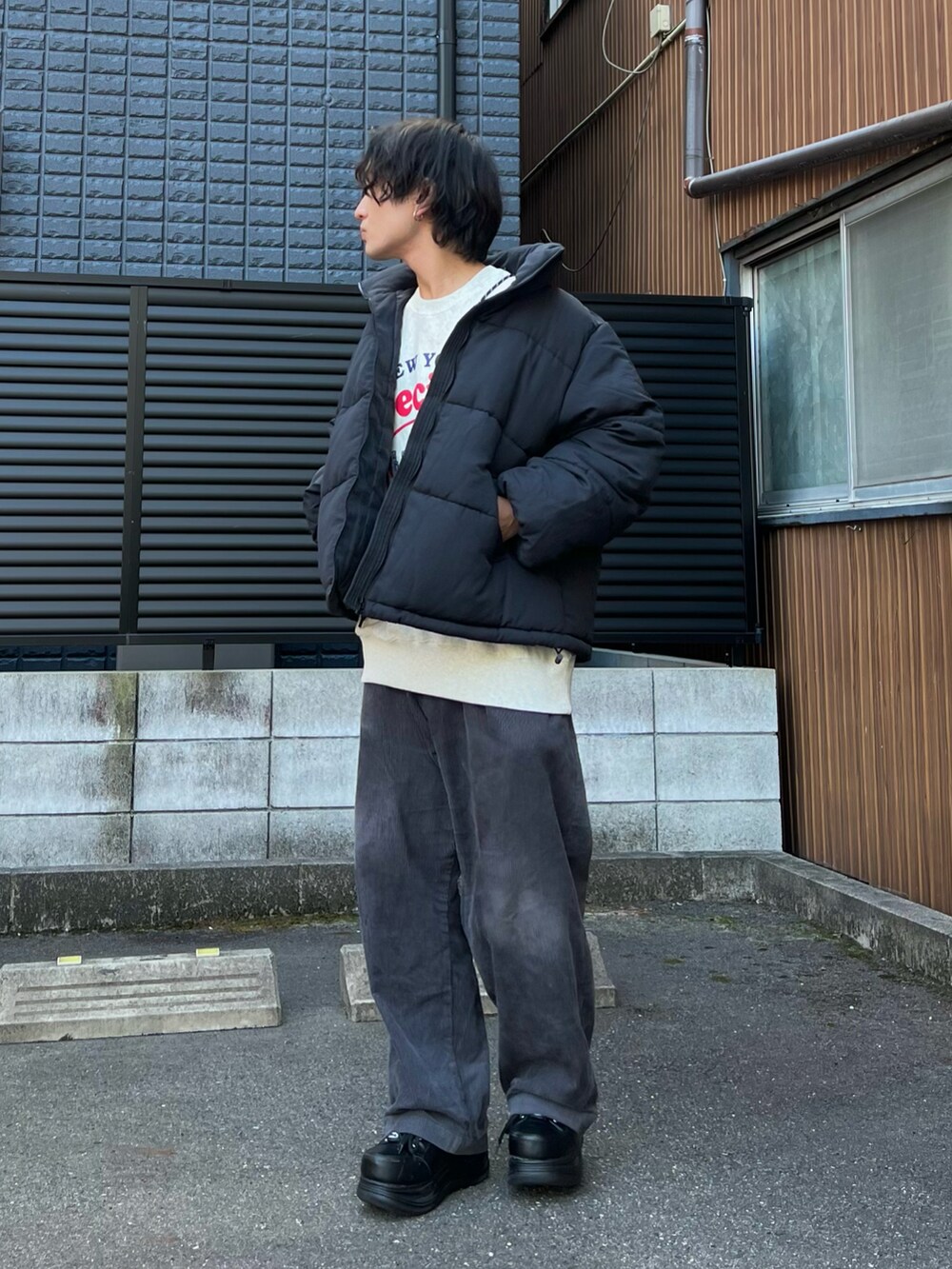 「ファッションを楽しもう、ショルダーバッグ、モノトーン、ビッグシルエット、レイヤードスタイル、厚底シューズ、スウェット、スポーツミックス、お出かけコーデ、プチプラ、スニーカー、冬コーデ、コーデュロイ、ダウンジャケット、低身長コーデ」｜「LAKOLEのネックウォームパファージャケット / 966844（ナイロンジャケット、ブラック系）」を使った、かわぐちのりひささん（メンズ・168cm）の秋コーディネートの5枚目の写真