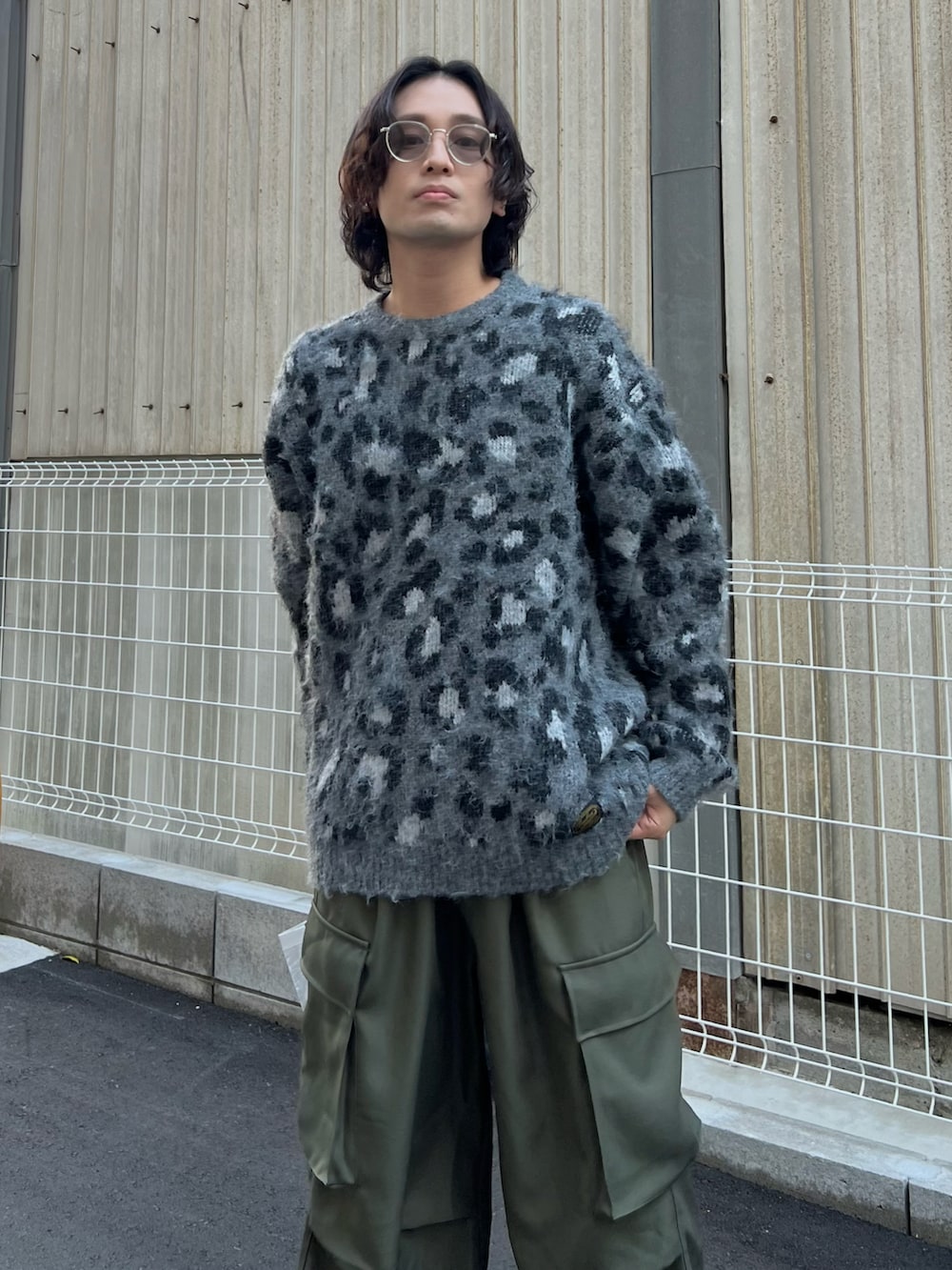 「秋コーデ、メガネ男子、プチプラ、カーキ、テーマパークコーデ、ハロウィン、トートバッグ、お出かけコーデ、ニット、レオパード、厚底シューズ、カーゴパンツ、モヘアニット」｜「BAYFLOWのWEB限定 モヘヤコンジャガードニットプルオーバー（ニット/セーター、グレー系）」を使った、かわぐちのりひささん（メンズ・168cm）の秋コーディネートの4枚目の写真