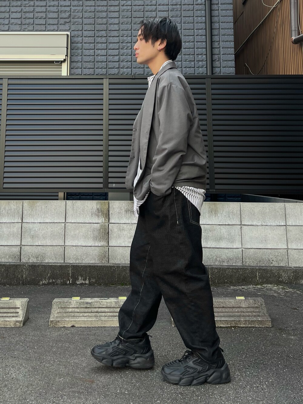「プチプラ、休日スタイル、モノトーン、春コーデ、いまどきジャケット写真、きれいめカジュアル、韓国ファッション、シャツスタイル、レイヤードスタイル、シンプルコーデ、低身長コーデ、デニム、shein」｜「LAKOLEの【2点SET】TRジャケット×パンツセットアップ / 353972（セットアップ、グレー系）」を使った、かわぐちのりひささん（メンズ・168cm）の春コーディネートの5枚目の写真
