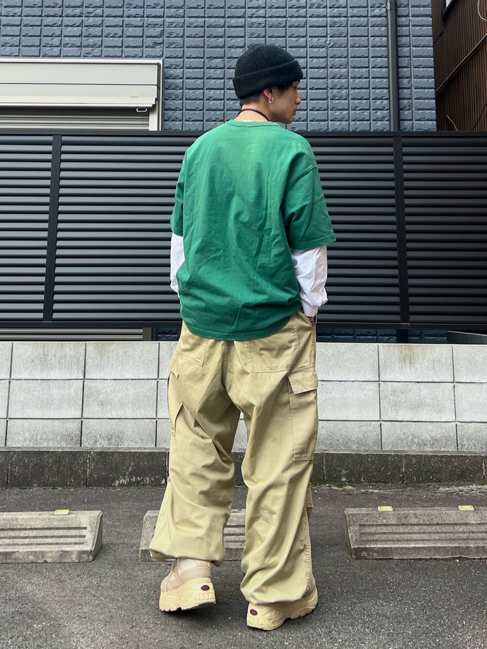 「ロンT、シンプルコーデ、プチプラ、ビッグシルエット、休日スタイル、ミニバッグ、ストリート、厚底シューズ、春夏コーデ、カーゴパンツ、古着MIX、低身長コーデ、GU、shein、カラーパンツ」｜「Leeの【Lee】WATCH CAP ACRYLIC / 【リー】ワッチ　キャップ　アクリル　オーバーライド（ニットキャップ/ビーニー、ブラック系）」を使った、かわぐちのりひささん（メンズ・168cm）の春コーディネートの2枚目の写真