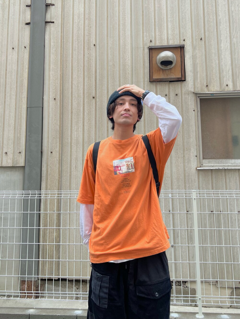 「秋服まるっと大公開、カーゴパンツ、お出かけコーデ、アウトドアスタイル、シンフルコーデ、ワイドパンツ、コーデュロイ、古着MIX、休日スタイル、ロンT、ニット帽、スニーカー、ハロウィン、オレンジ、低身長コーデ」｜「primepizzaのアイテム（Tシャツ/カットソー、オレンジ系）」を使った、かわぐちのりひささん（メンズ・168cm）の秋コーディネートの3枚目の写真