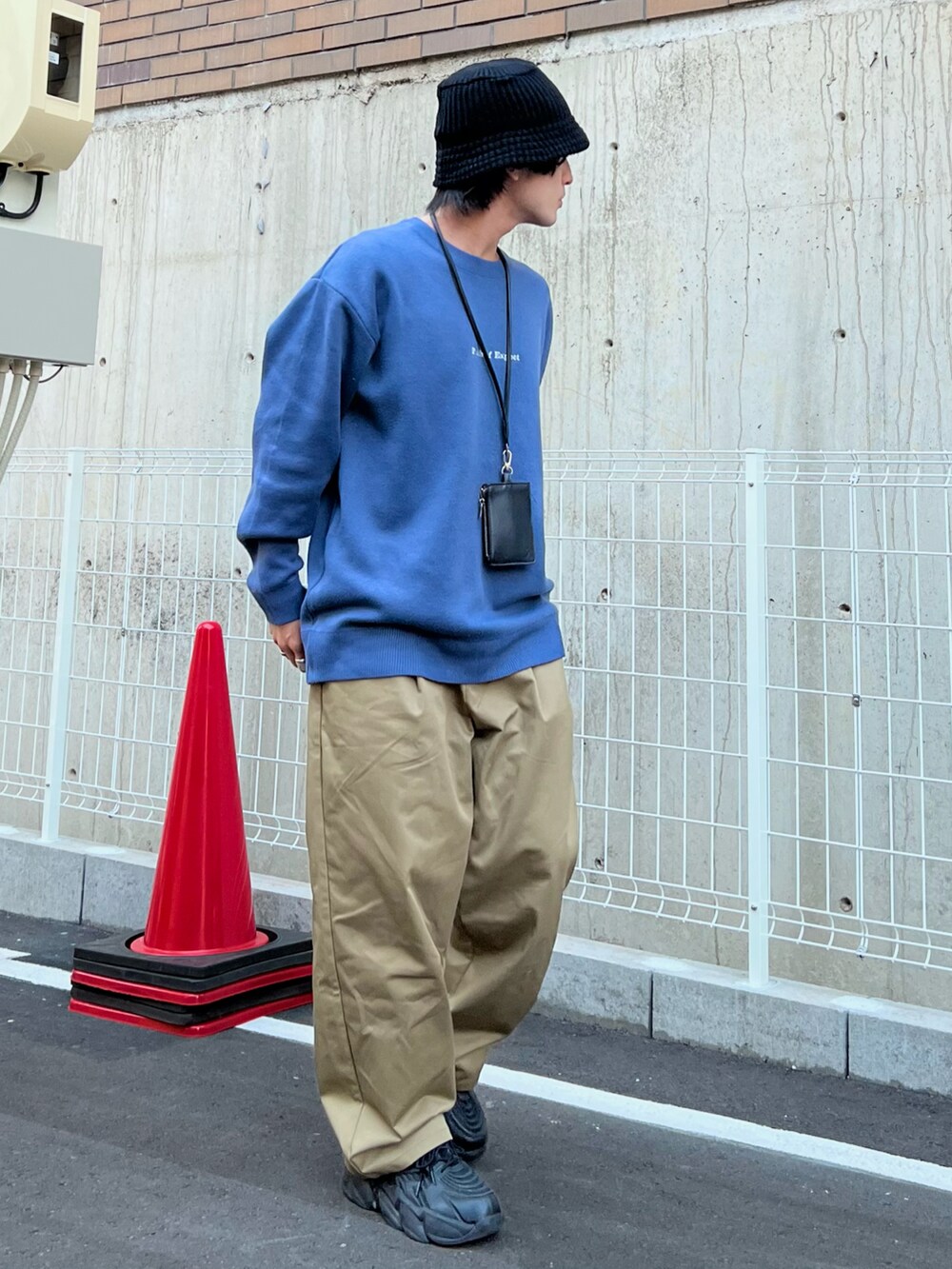 「ニット帽、スニーカー、きれいめカジュアル、ニット、ハロウィン、ストリート、ビッグシルエット、厚底シューズ、バケットハット、スウェット、ブルー、ベージュ、低身長」｜「LAKOLEのスウェットライクワンポイントプルオーバー / 904016（スウェット、ブルー系）」を使った、かわぐちのりひささん（メンズ・168cm）の秋コーディネートの2枚目の写真