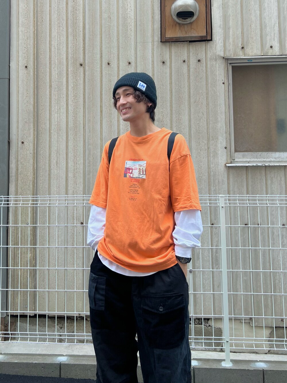 「秋服まるっと大公開、カーゴパンツ、お出かけコーデ、アウトドアスタイル、シンフルコーデ、ワイドパンツ、コーデュロイ、古着MIX、休日スタイル、ロンT、ニット帽、スニーカー、ハロウィン、オレンジ、低身長コーデ」｜「primepizzaのアイテム（Tシャツ/カットソー、オレンジ系）」を使った、かわぐちのりひささん（メンズ・168cm）の秋コーディネートの4枚目の写真