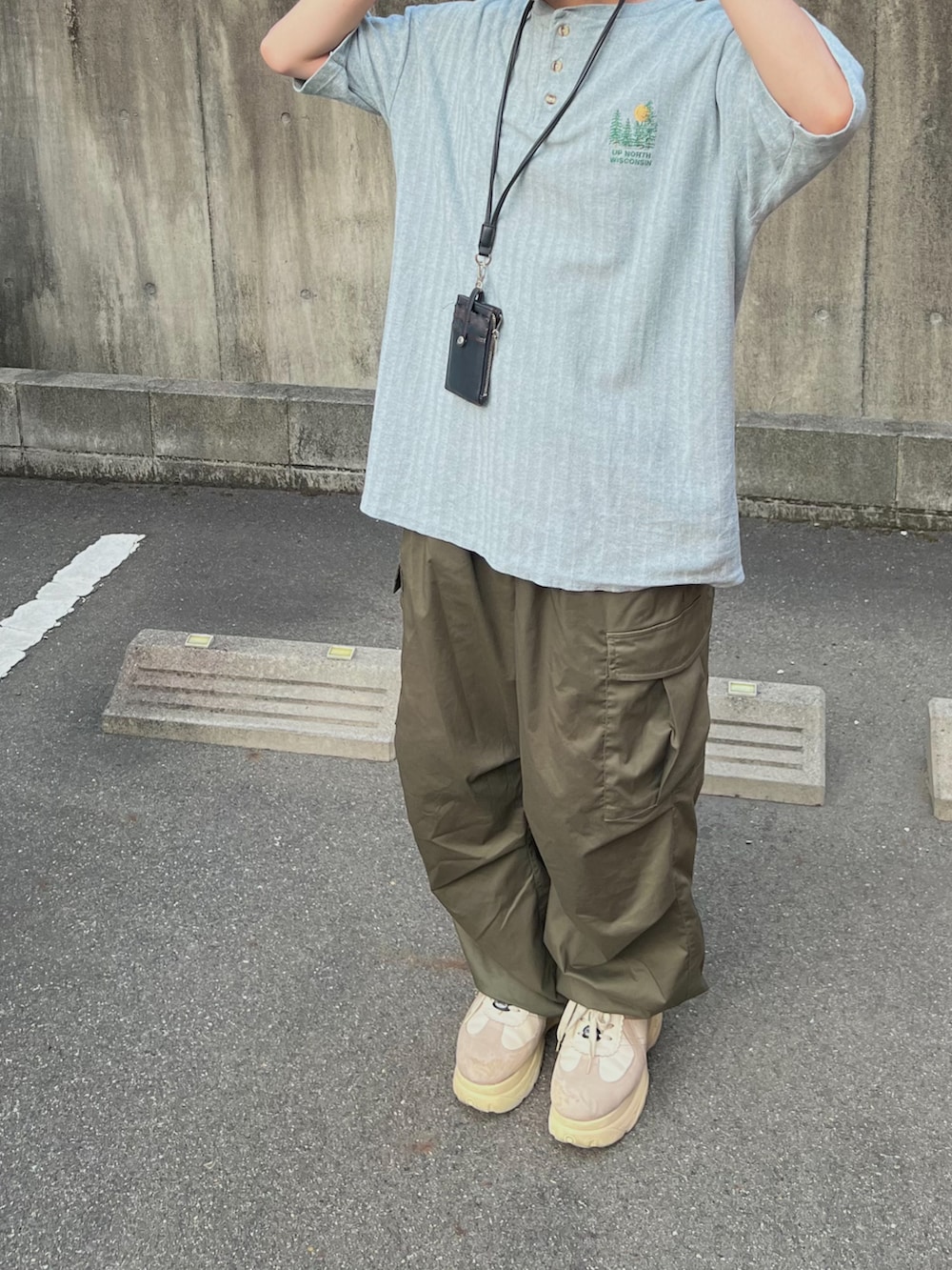 「カーゴパンツ、秋服準備はじめました、厚底シューズ、ロゴT、カラー×コーデ、メガネ男子、ミニバッグ、韓国ファッション、休日スタイル、古着MIX、スニーカー、きれいめカジュアル、プチプラ、低身長コーデ、168cm」｜「LAKOLEのフラグメントケース / 298693（財布、ブラック系）」を使った、かわぐちのりひささん（メンズ・168cm）の夏コーディネートの2枚目の写真