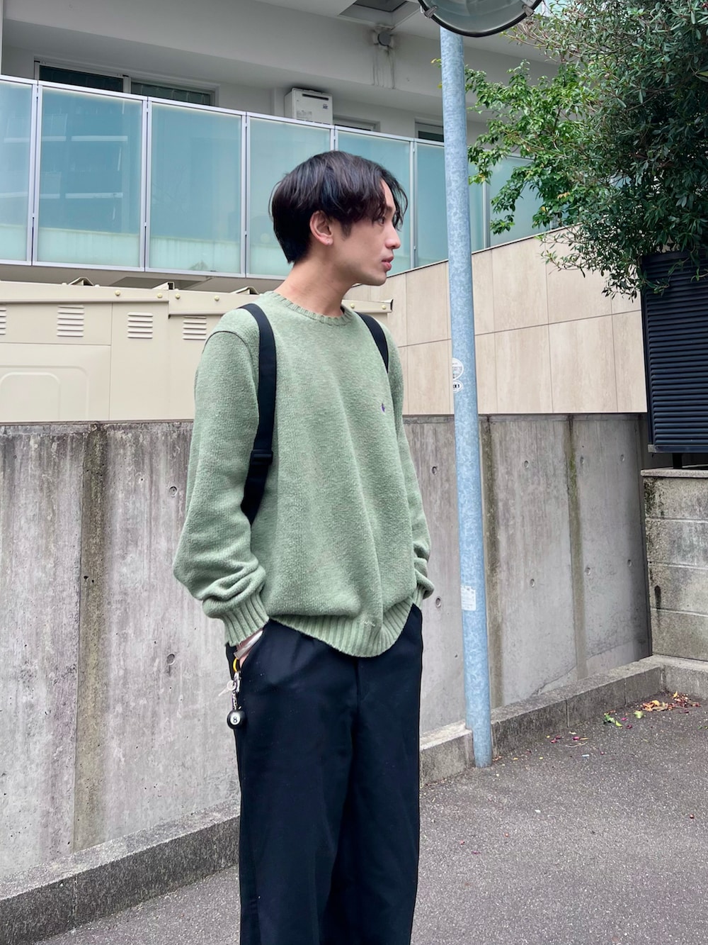 「Polo Ralph Lauren、ニット、ワイドパンツ、厚底シューズ、ビッグシルエット、グリーンコーデ、白スニーカー、低身長コーデ、プチプラ、スラックス、休日スタイル、春コーデ、きれいめカジュアル、韓国ファッション、古着MIX」｜「POLO RALPH LAURENのアイテム（ニット/セーター、グリーン系）」を使った、かわぐちのりひささん（メンズ・168cm）の冬コーディネートの3枚目の写真