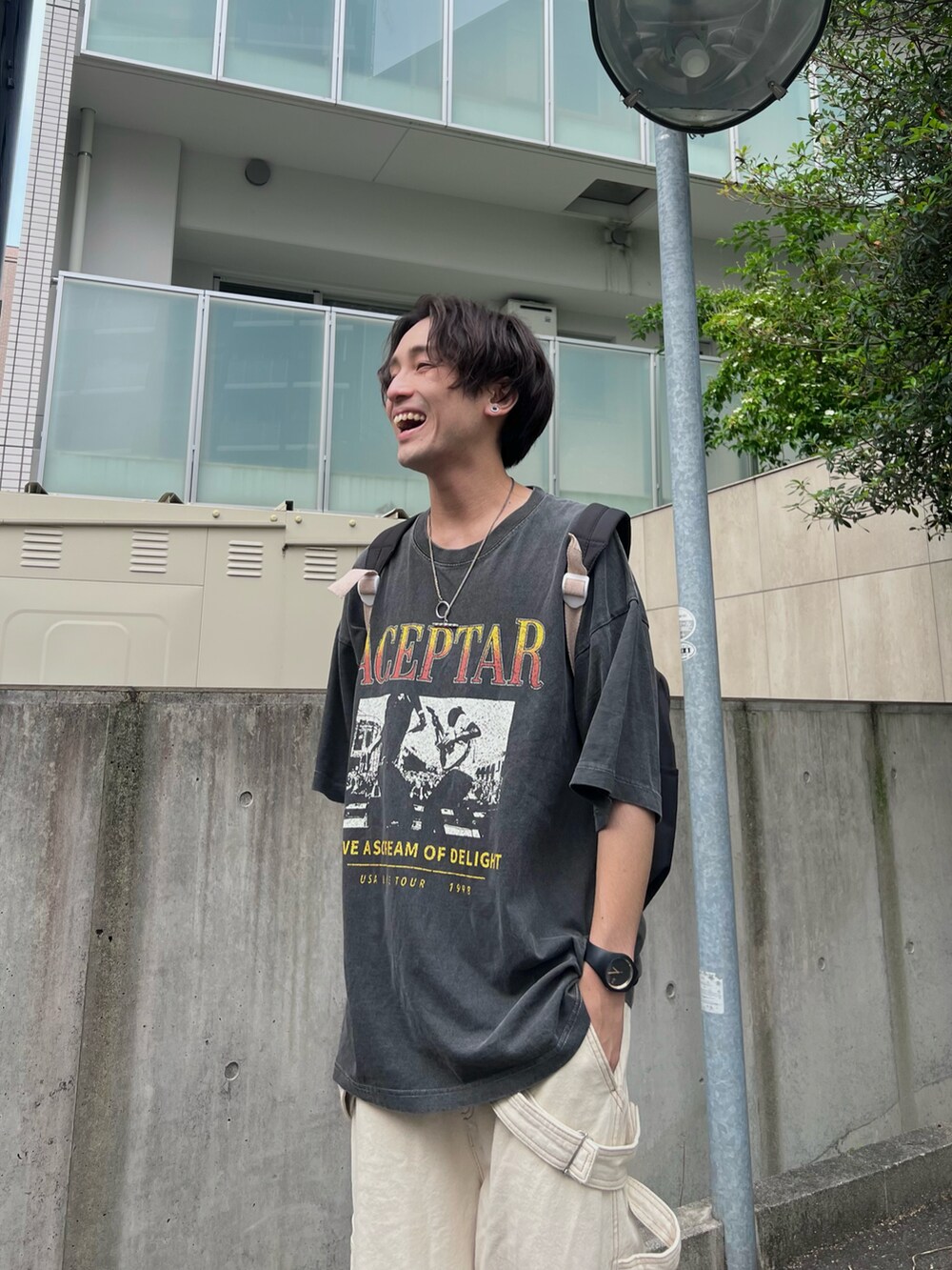 「デニム、ストリート、淡色コーデ、オーバーオール、ビッグシルエット、フェススタイル、ロゴT、お出かけコーデ、アウトドアスタイル、夏コーデ、スニーカー、プチプラ、モノトーン、低身長コーデ、アツいコーデ全部見せ」｜「LAKOLEのピグメントバンド半袖T / 197603（Tシャツ/カットソー、グレー系）」を使った、かわぐちのりひささん（メンズ・168cm）の夏コーディネートの2枚目の写真