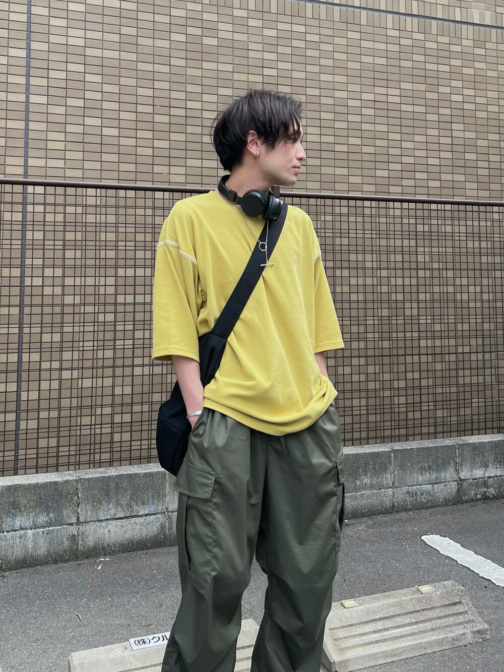 「春コーデ、夏コーデ、シンプルコーデ、プチプラ、ビッグシルエット、休日スタイル、スニーカー、ビタミンカラー、ストリート、厚底シューズ、春夏コーデ、カーゴパンツ、shein」｜「LAKOLEのサカリバステッチ半袖T / 704542（Tシャツ/カットソー、イエロー系）」を使った、かわぐちのりひささん（メンズ・168cm）の春コーディネートの3枚目の写真