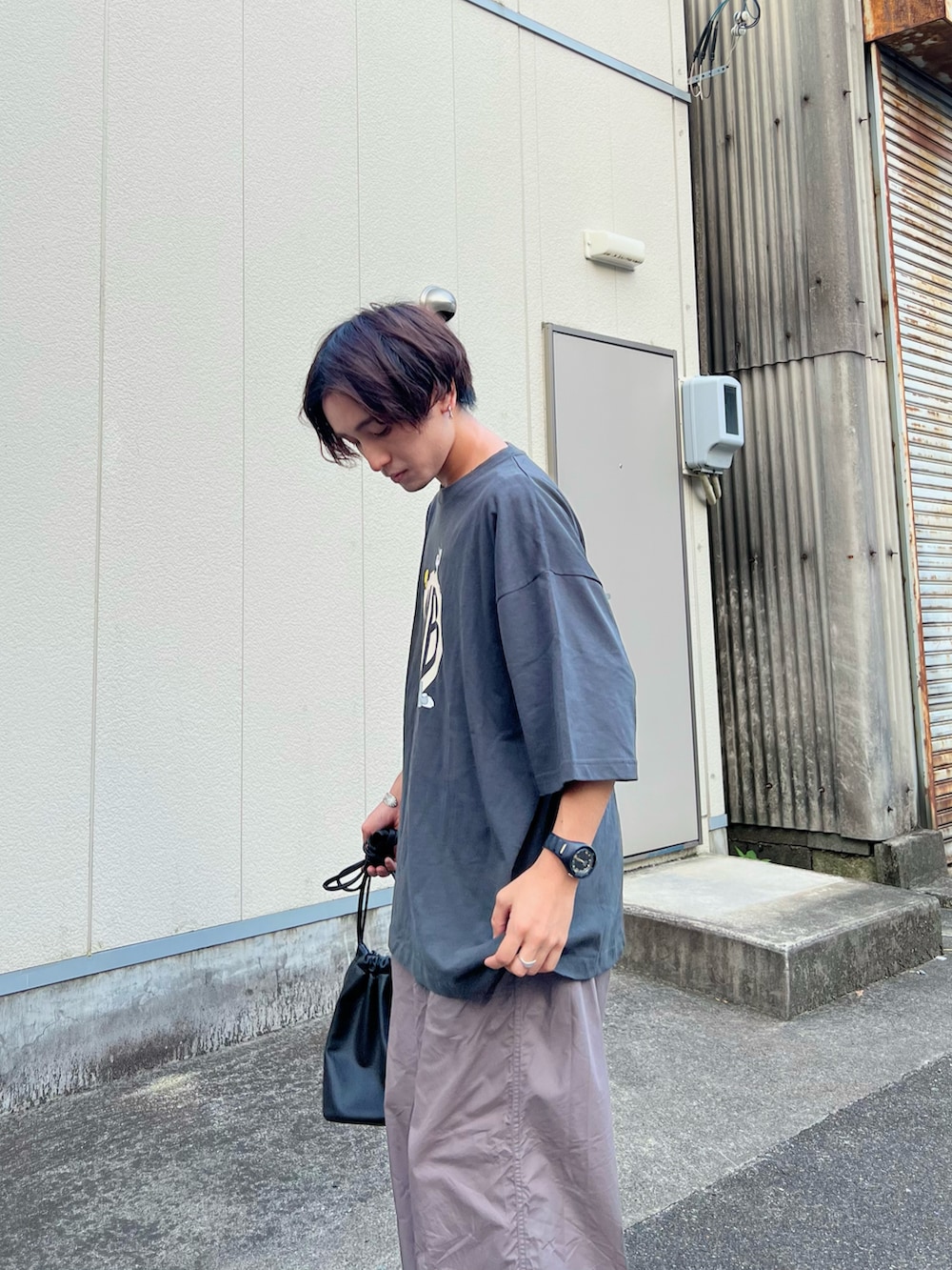 「夏コーデ、淡色コーデ、ビッグシルエット、フェススタイル、韓国ファッション、ロゴT、お出かけコーデ、ナイロンパンツ、スニーカー、プチプラ、モノトーン、おしゃれさんと繋がりたい、低身長コーデ、キャラT、アツいコーデ全部見せ」｜「LOWRYS FARMのアイテム（Tシャツ/カットソー、ブラック系）」を使った、かわぐちのりひささん（メンズ・168cm）の夏コーディネートの4枚目の写真