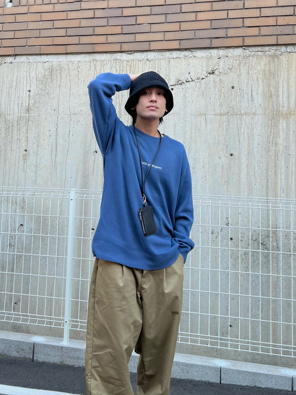 「ニット帽、スニーカー、きれいめカジュアル、ニット、ハロウィン、ストリート、ビッグシルエット、厚底シューズ、バケットハット、スウェット、ブルー、ベージュ、低身長」｜「LAKOLEのスウェットライクワンポイントプルオーバー / 904016（スウェット、ブルー系）」を使った、かわぐちのりひささん（メンズ・168cm）の秋コーディネートの3枚目の写真