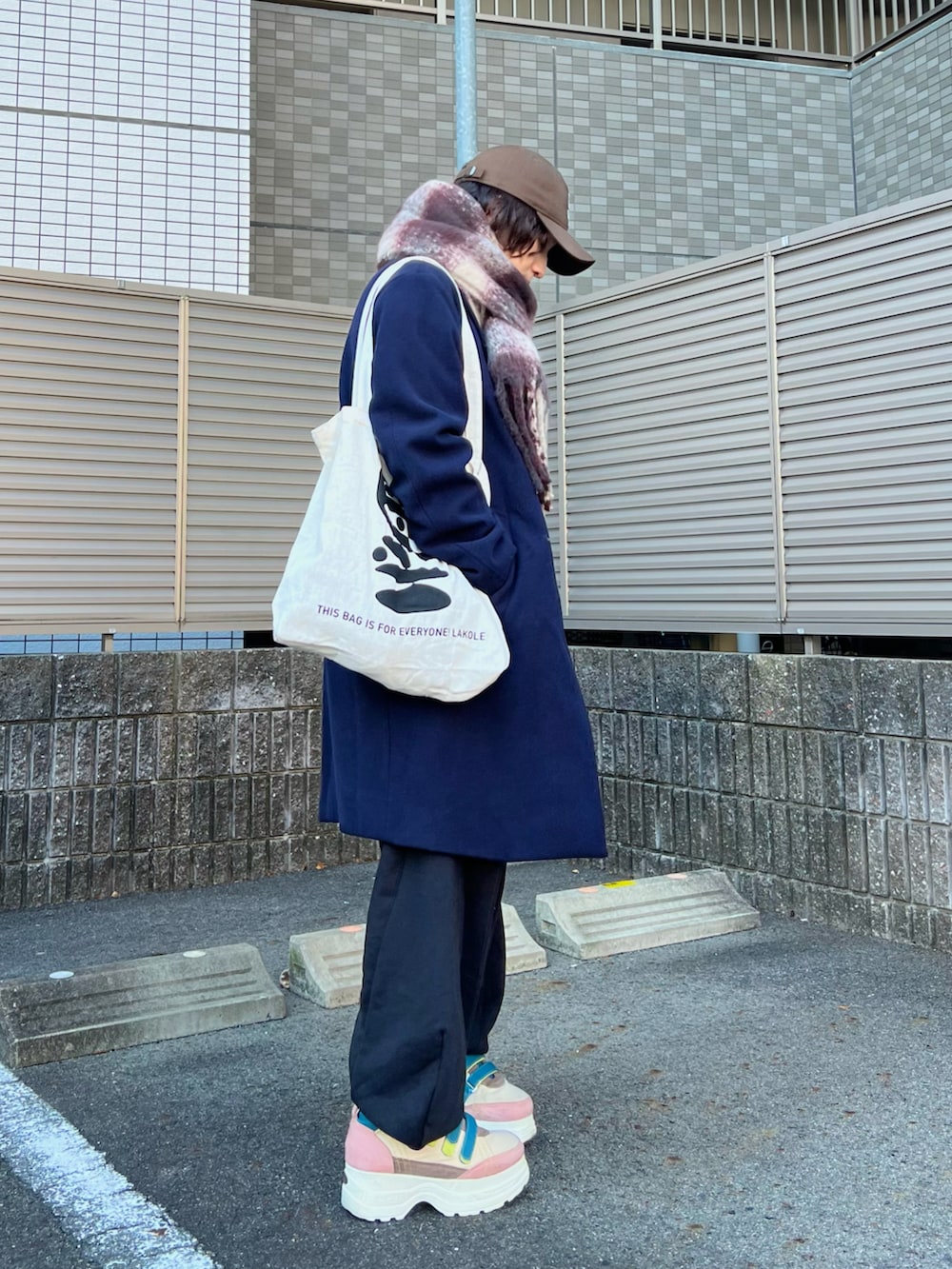 「マフラー、デートコーデ、プチプラ、冬コーデ、ワイドパンツ、シンフルコーデ、ニット、レイヤードスタイル、チェック、休日スタイル、きれいめカジュアル、スニーカー、低身長コーデ、チェスターコート、チョコ色に染まれ」｜「NEW ERAの【NEW ERA】9TWENTY MLB BASEBALL CAP /【ニューエラ】920 ナイントゥエンティ メジャーリーグ ベースボール キャップ（キャップ、ブラウン系）」を使った、かわぐちのりひささん（メンズ・168cm）の冬コーディネートの2枚目の写真