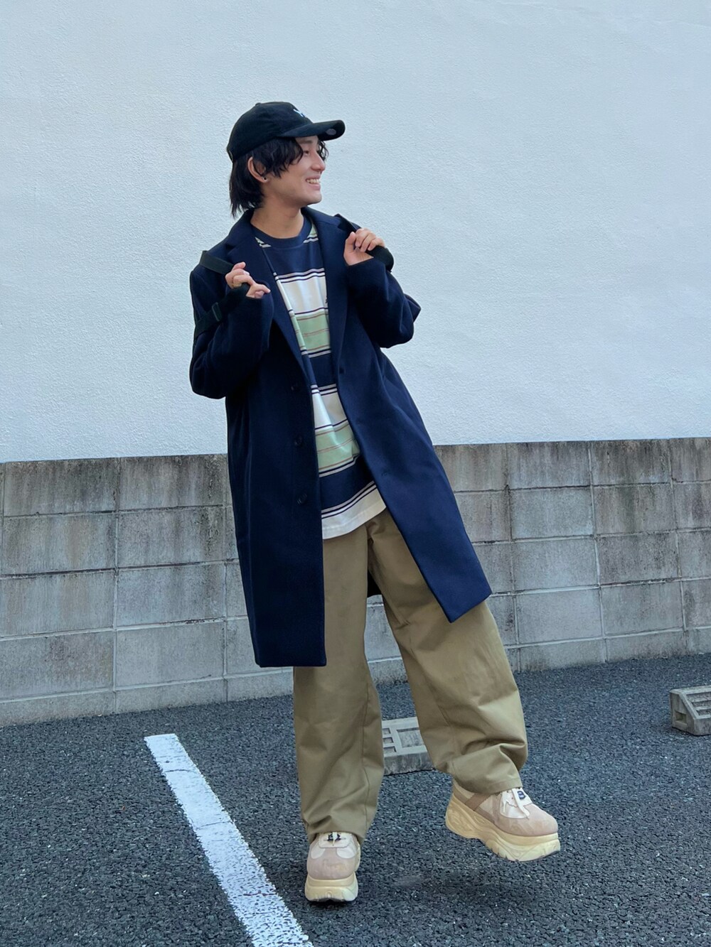 「ファッションを楽しもう、ビッグシルエット、レイヤードスタイル、厚底シューズ、お出かけコーデ、プチプラ、コート、スニーカー、きれいめカジュアル、冬コーデ、グリーンコーデ、ナップサック、キャップ、チェスターコート、低身長コーデ」｜「LOWRYS FARMのアイテム（キャップ、ブラック系）」を使った、かわぐちのりひささん（メンズ・168cm）の秋コーディネートの5枚目の写真