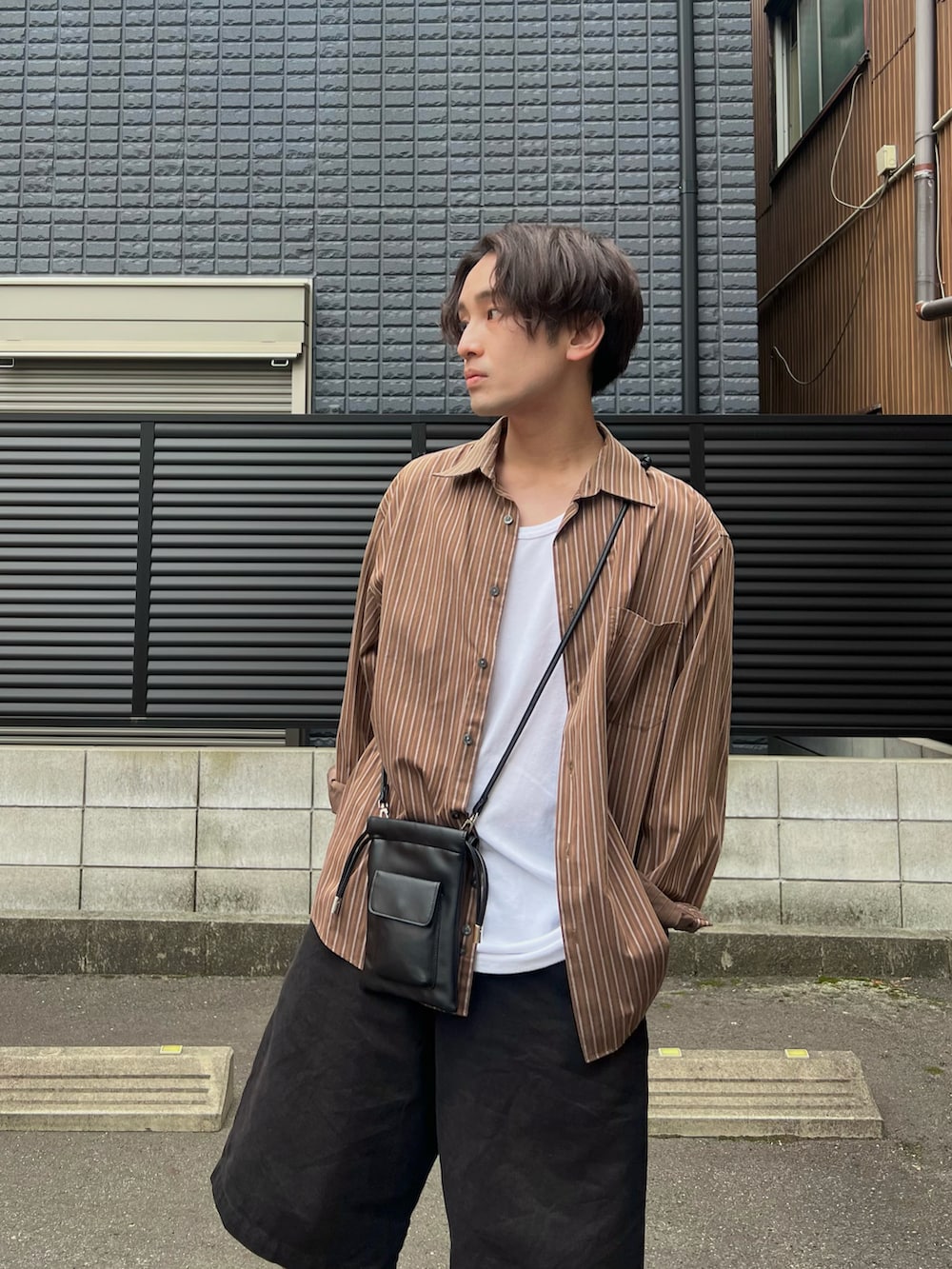 「休日スタイル、プチプラ、低身長コーデ、ショルダーバッグ、ストライプシャツ、ストリート、ビッグシルエット、レイヤードスタイル、淡色コーデ、ハーフパンツ、お出かけコーデ、きれいめカジュアル、ラフコーデ、古着MIX、スニーカー」｜「usedのアイテム（シャツ/ブラウス、ブラウン系）」を使った、かわぐちのりひささん（メンズ・168cm）の夏コーディネートの3枚目の写真