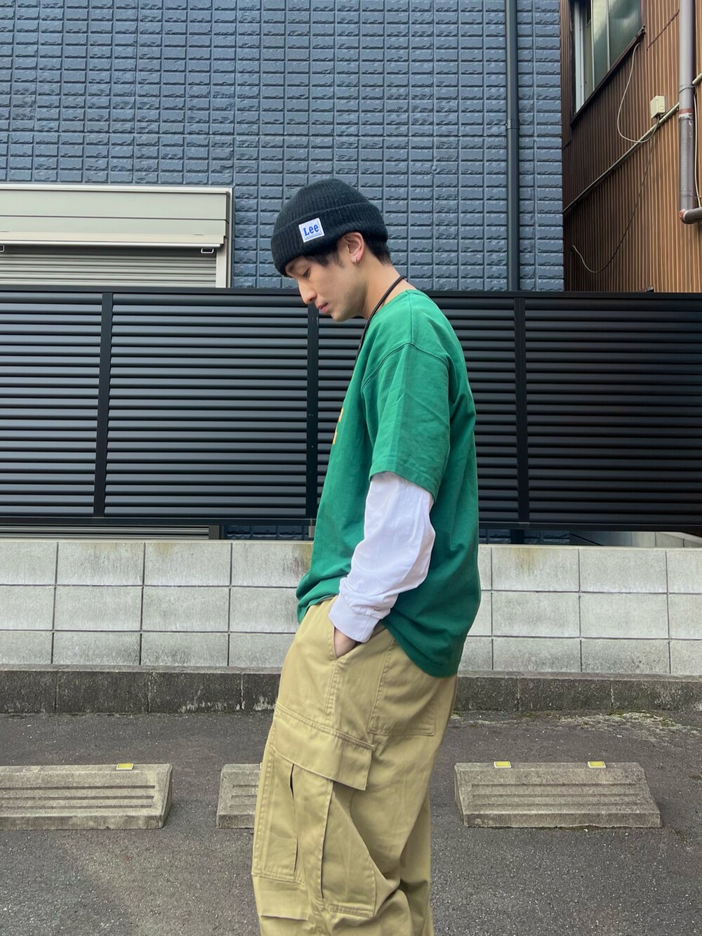 「ロンT、シンプルコーデ、プチプラ、ビッグシルエット、休日スタイル、ミニバッグ、ストリート、厚底シューズ、春夏コーデ、カーゴパンツ、古着MIX、低身長コーデ、GU、shein、カラーパンツ」｜「Leeの【Lee】WATCH CAP ACRYLIC / 【リー】ワッチ　キャップ　アクリル　オーバーライド（ニットキャップ/ビーニー、ブラック系）」を使った、かわぐちのりひささん（メンズ・168cm）の春コーディネートの4枚目の写真