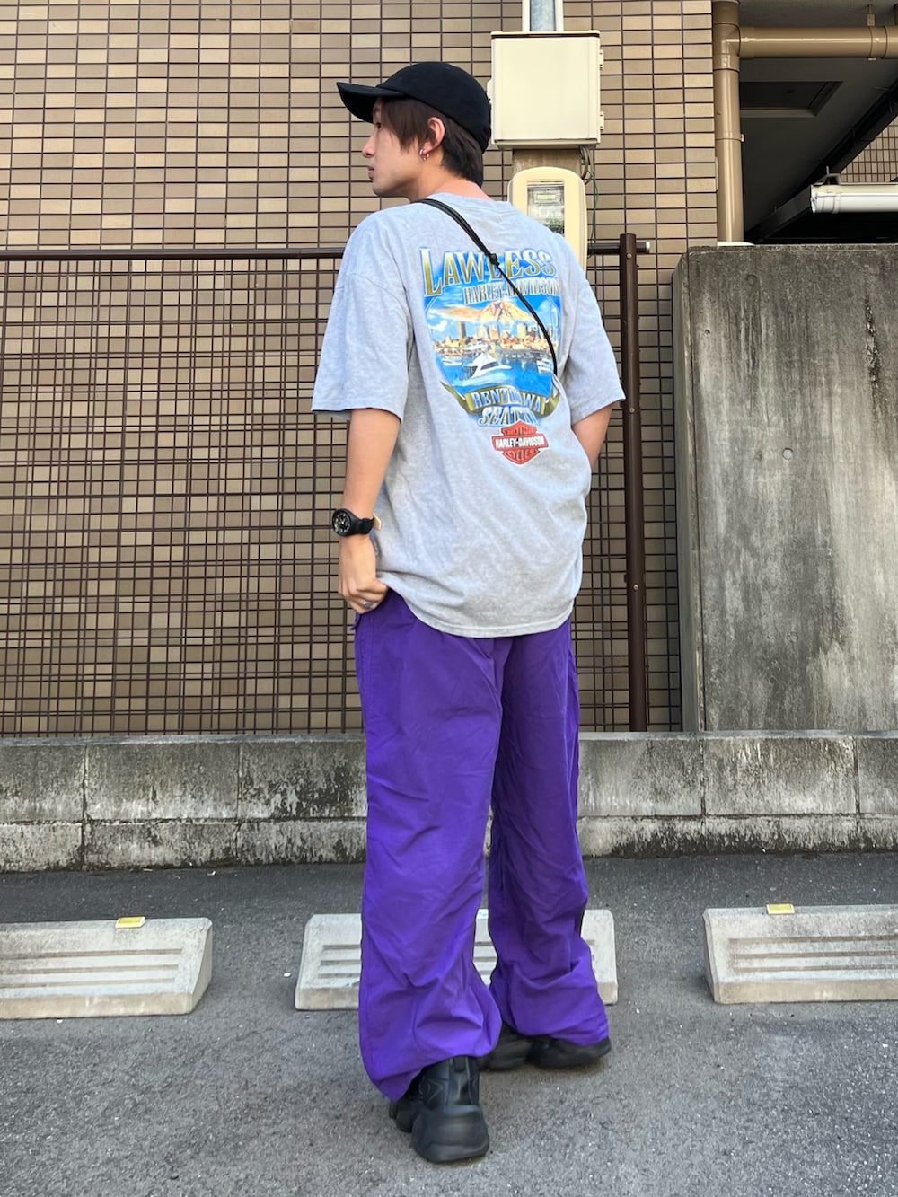 「きれいめカジュアル、キャップ、アウトドアスタイル、古着MIX、夏セールで買いました、スニーカー、プチプラ、ストリート、カーゴパンツ、厚底シューズ、ショルダーバッグ、ロゴT、低身長コーデ、夏コーデ、アツいコーデ全部見せ」｜「LAKOLEの2WAY巾着ショルダーバッグ / 177620（ショルダーバッグ、ブラック系）」を使った、かわぐちのりひささん（メンズ・168cm）の夏コーディネートの2枚目の写真