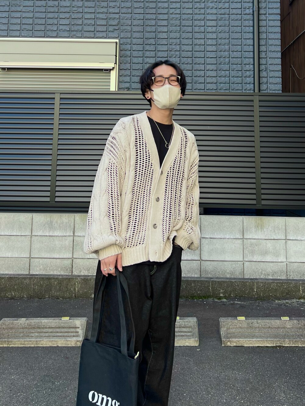 「休日スタイル、モノトーン、メガネ男子、白スニーカー、春コーデ、きれいめカジュアル、韓国ファッション、カーディガン、モード、古着MIX、レイヤードスタイル、ロンT、シンフルコーデ、低身長コーデ、プチプラコーデ」｜「HAREのケーブルスカシアミカーディガン(HARE)（カーディガン/ボレロ、グレー系）」を使った、かわぐちのりひささん（メンズ・168cm）の春コーディネートの4枚目の写真