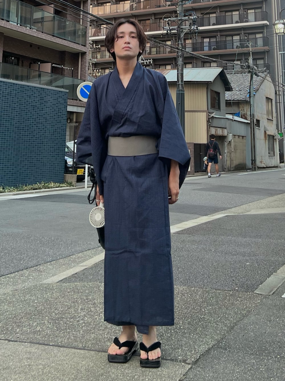 「浴衣、お出かけコーデ、モノトーン、低身長コーデ、夏祭り、花火大会、夏コーデ、お洒落さんとつながりたい、プチプラコーデ、プチプラ、アツいコーデ全部見せ」｜「MONO-MARTの縞しじら織り浴衣 3点セット【浴衣＋帯＋下駄】（浴衣、ブルー系）」を使った、かわぐちのりひささん（メンズ・168cm）の夏コーディネートの3枚目の写真