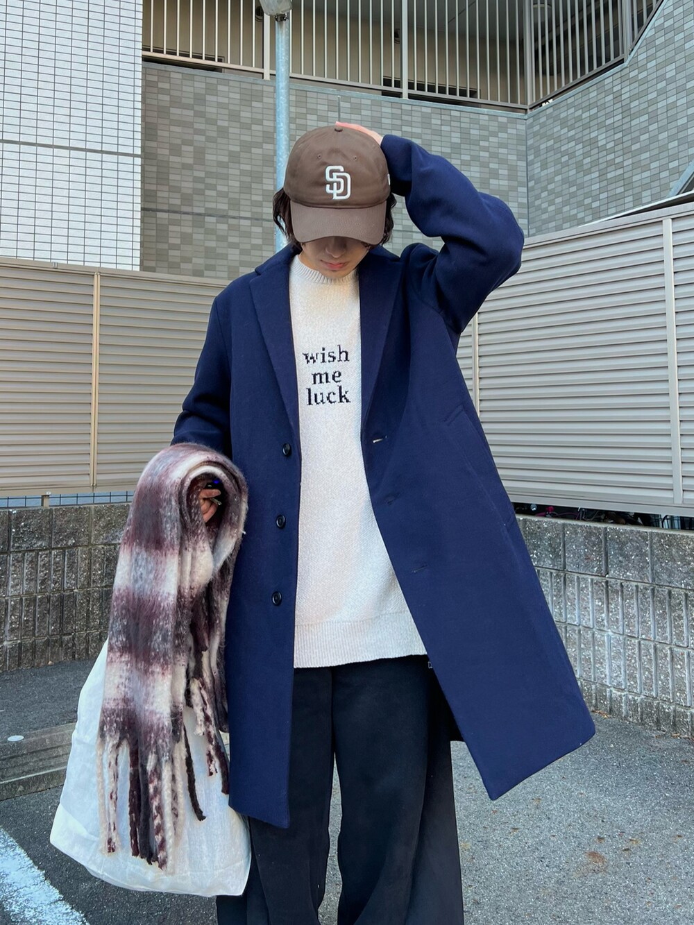 「マフラー、デートコーデ、プチプラ、冬コーデ、ワイドパンツ、シンフルコーデ、ニット、レイヤードスタイル、チェック、休日スタイル、きれいめカジュアル、スニーカー、低身長コーデ、チェスターコート、チョコ色に染まれ」｜「NEW ERAの【NEW ERA】9TWENTY MLB BASEBALL CAP /【ニューエラ】920 ナイントゥエンティ メジャーリーグ ベースボール キャップ（キャップ、ブラウン系）」を使った、かわぐちのりひささん（メンズ・168cm）の冬コーディネートの3枚目の写真