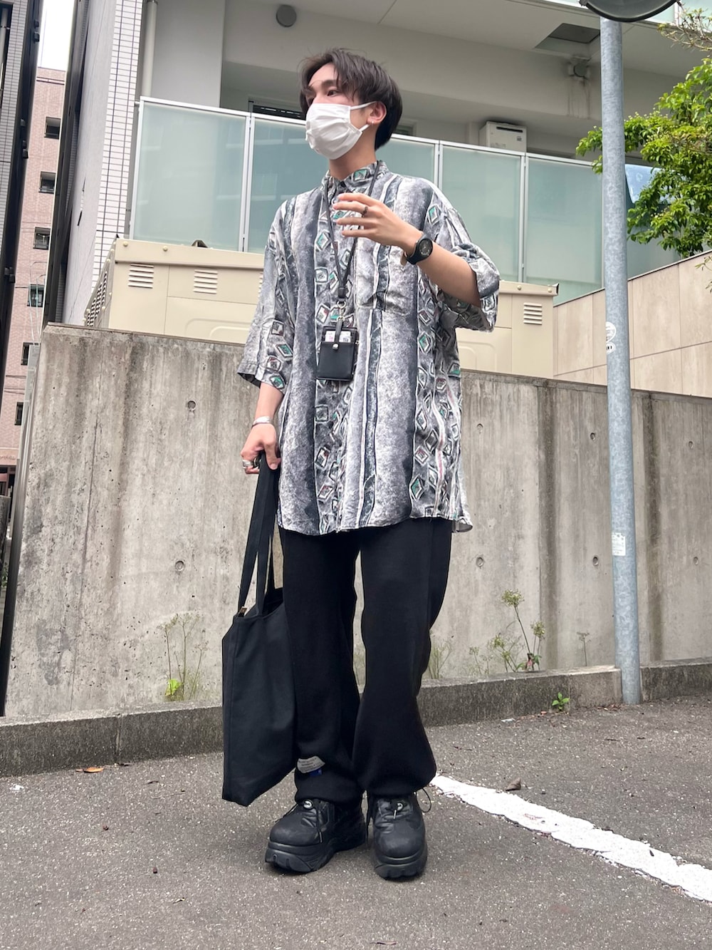 「厚底シューズ、シャツスタイル、古着MIX、初夏コーデ、モノトーン、休日スタイル、プチプラ、韓国ファッション、シンプルコーデ、ビッグシルエット、shein、トートバッグ、スウェットパンツ、ワントーンコーデ」｜「usedのアイテム（シャツ/ブラウス、ブラック系）」を使った、かわぐちのりひささん（メンズ・168cm）の春コーディネートの2枚目の写真
